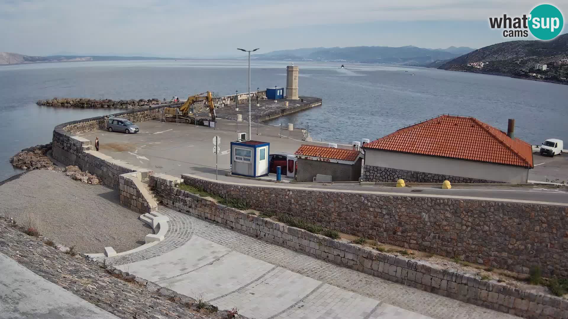 Spletna kamera Senj pristanišče – Pogled na valobran in svetilnik