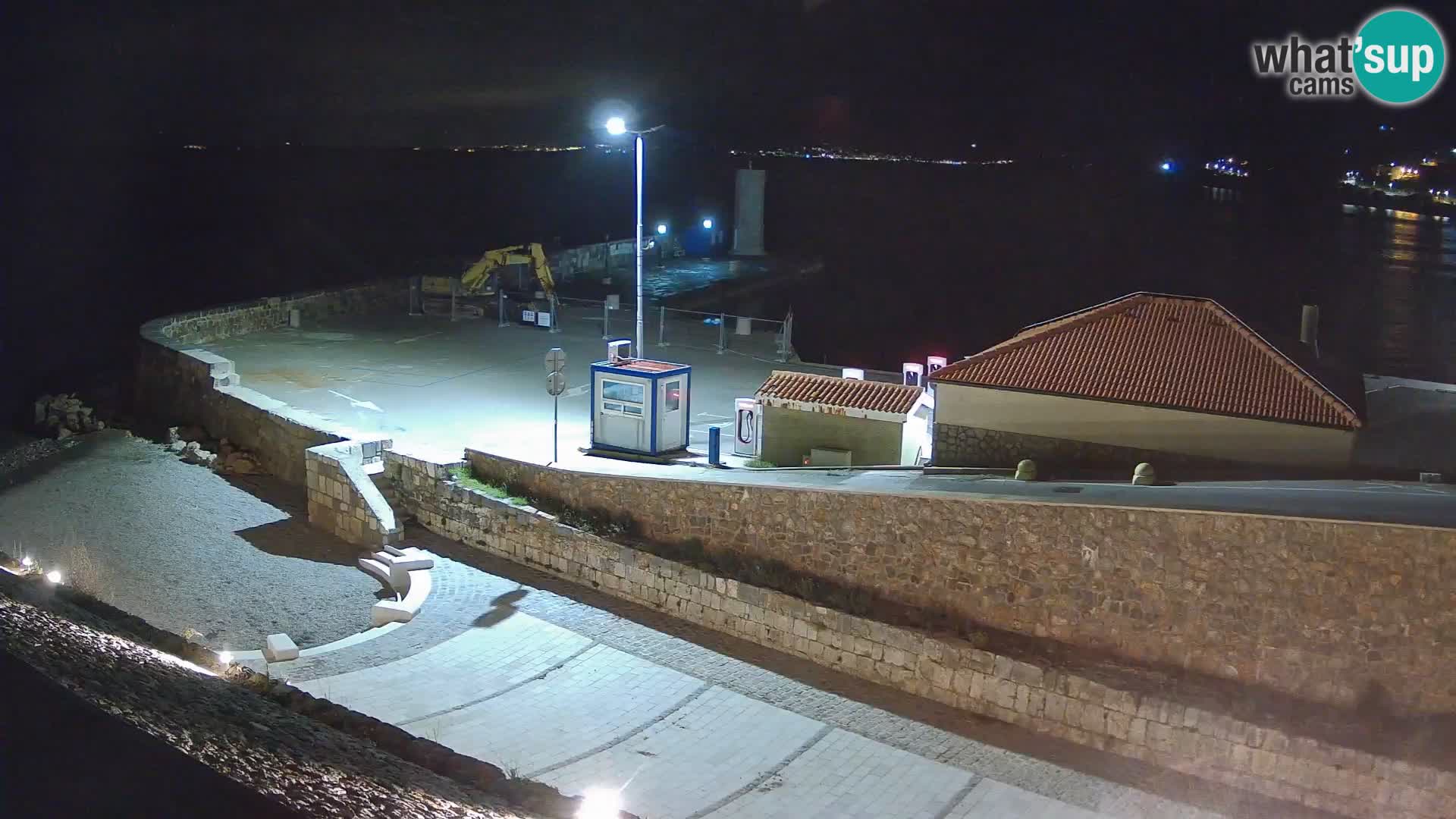 Spletna kamera Senj pristanišče – Pogled na valobran in svetilnik