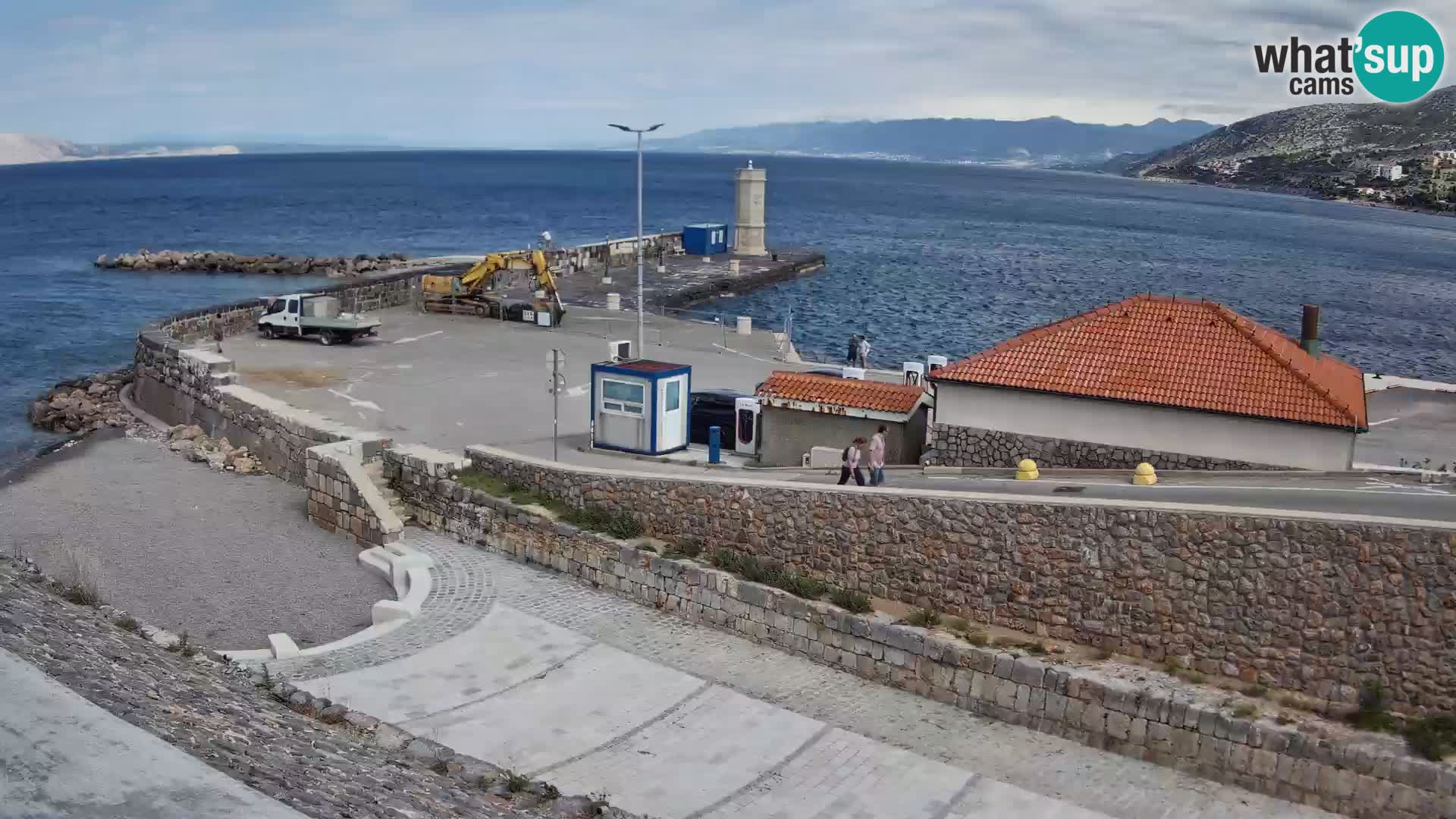 Spletna kamera Senj pristanišče – Pogled na valobran in svetilnik