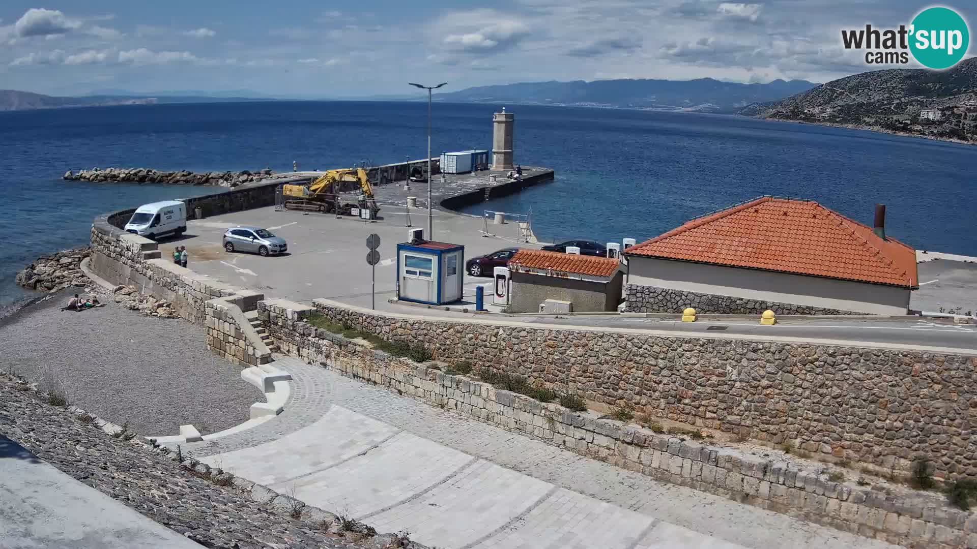 Spletna kamera Senj pristanišče – Pogled na valobran in svetilnik