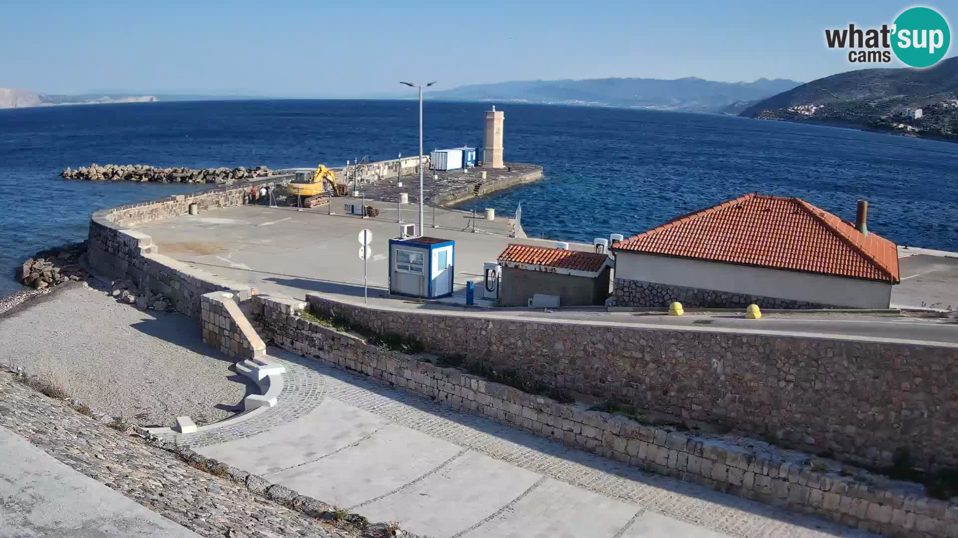 Spletna kamera Senj pristanišče – Pogled na valobran in svetilnik