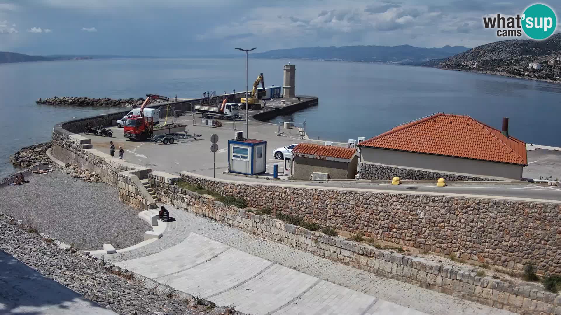 Spletna kamera Senj pristanišče – Pogled na valobran in svetilnik