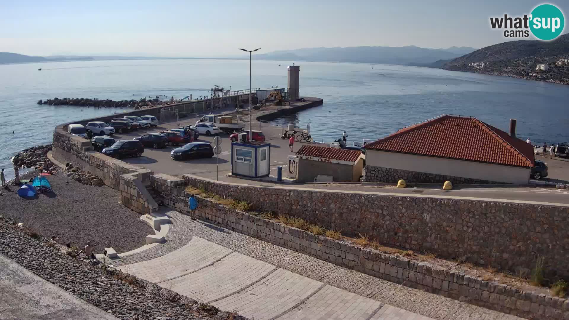 Spletna kamera Senj pristanišče – Pogled na valobran in svetilnik