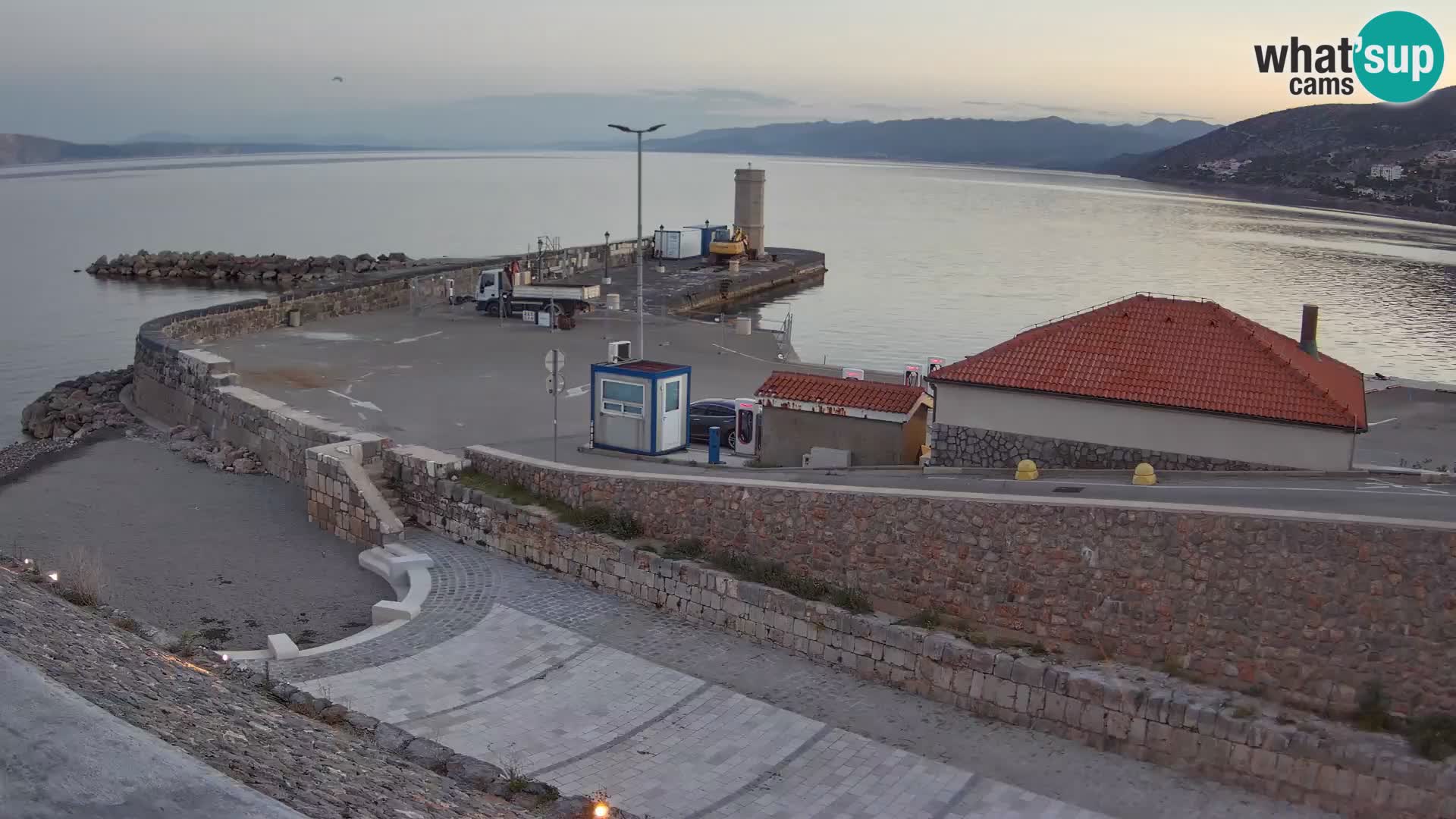 Senj Hafen Webcam – Wellenbrecher & Leuchtturm Liveblick