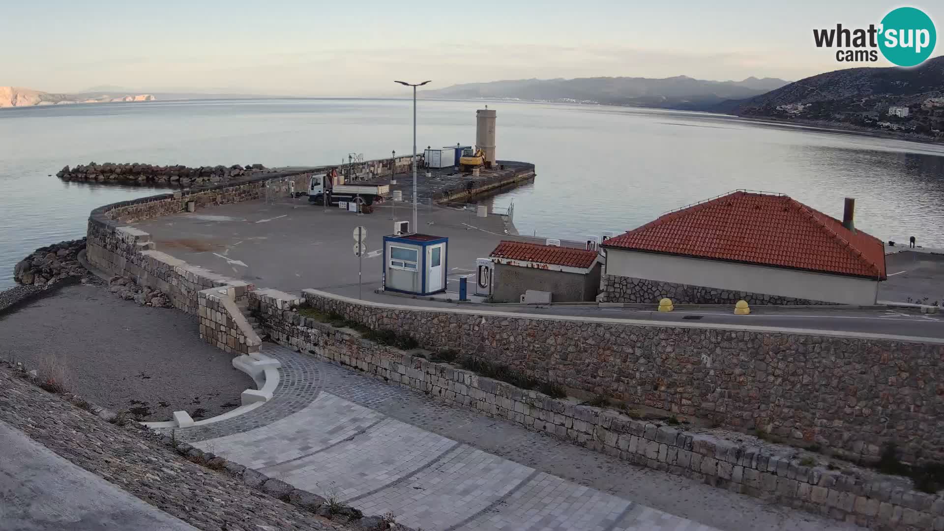 Senj Hafen Webcam – Wellenbrecher & Leuchtturm Liveblick