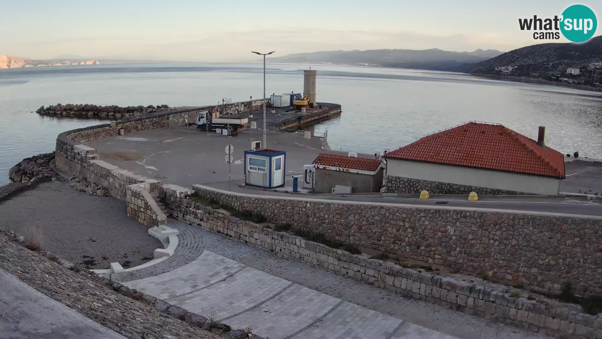 Senj Hafen Webcam – Wellenbrecher & Leuchtturm Liveblick