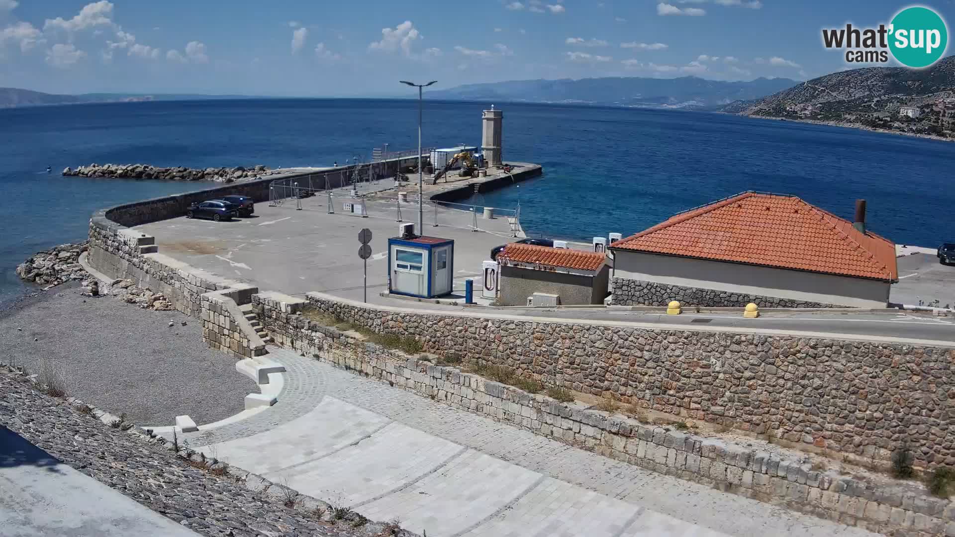 Spletna kamera Senj pristanišče – Pogled na valobran in svetilnik