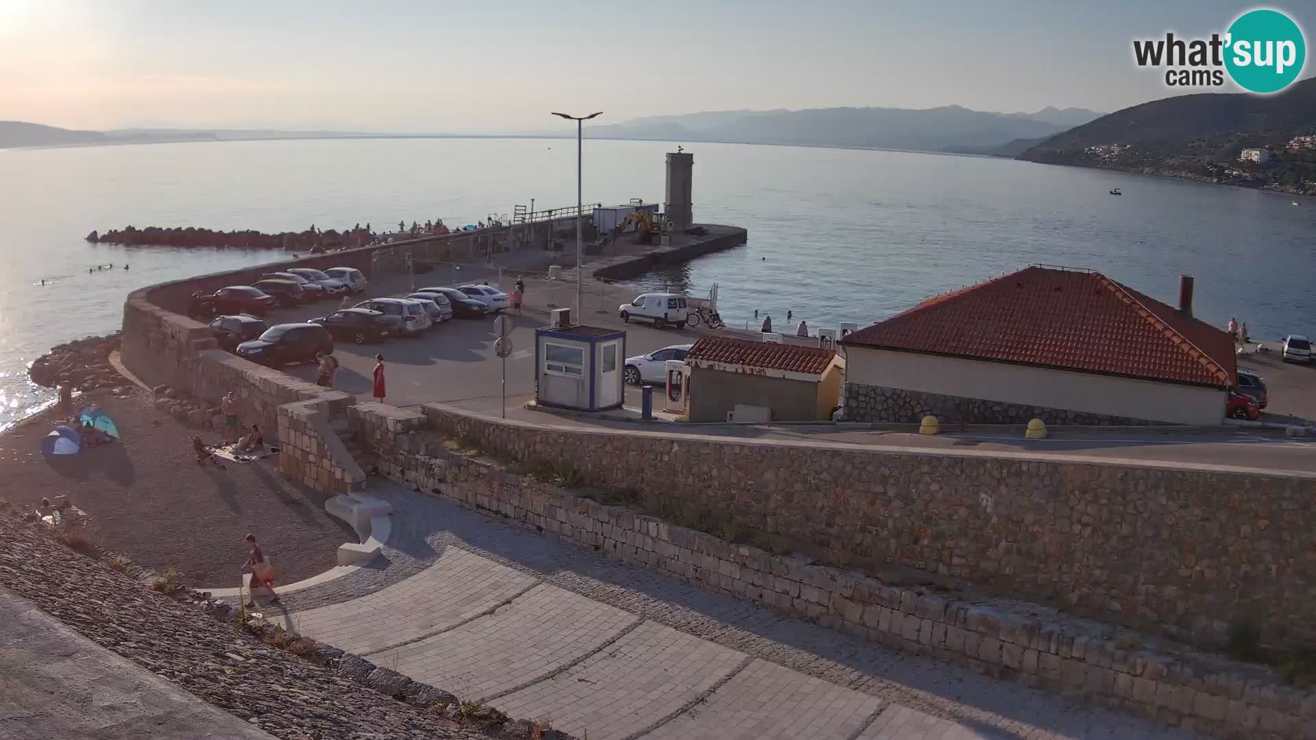 Spletna kamera Senj pristanišče – Pogled na valobran in svetilnik