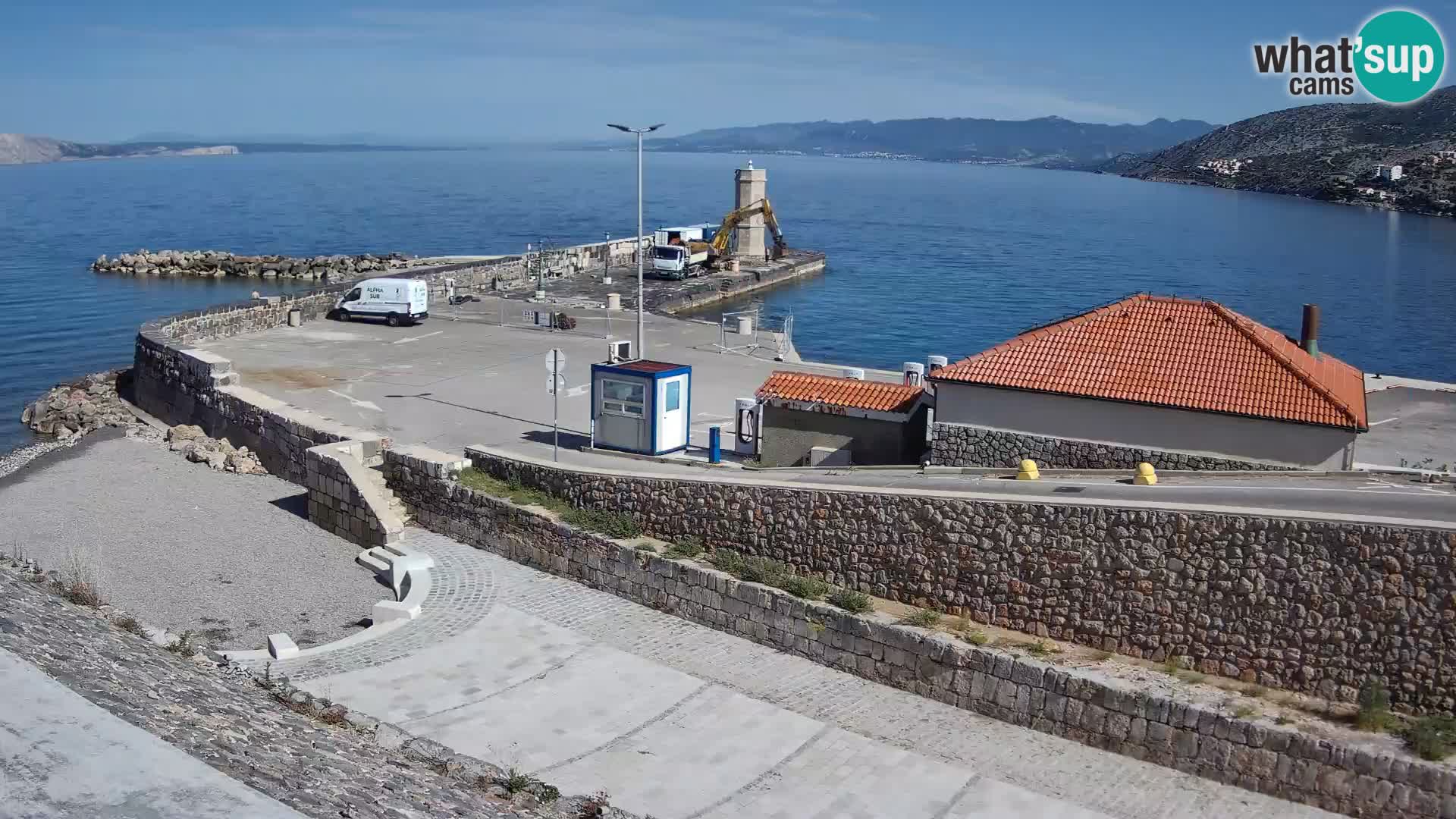 Spletna kamera Senj pristanišče – Pogled na valobran in svetilnik