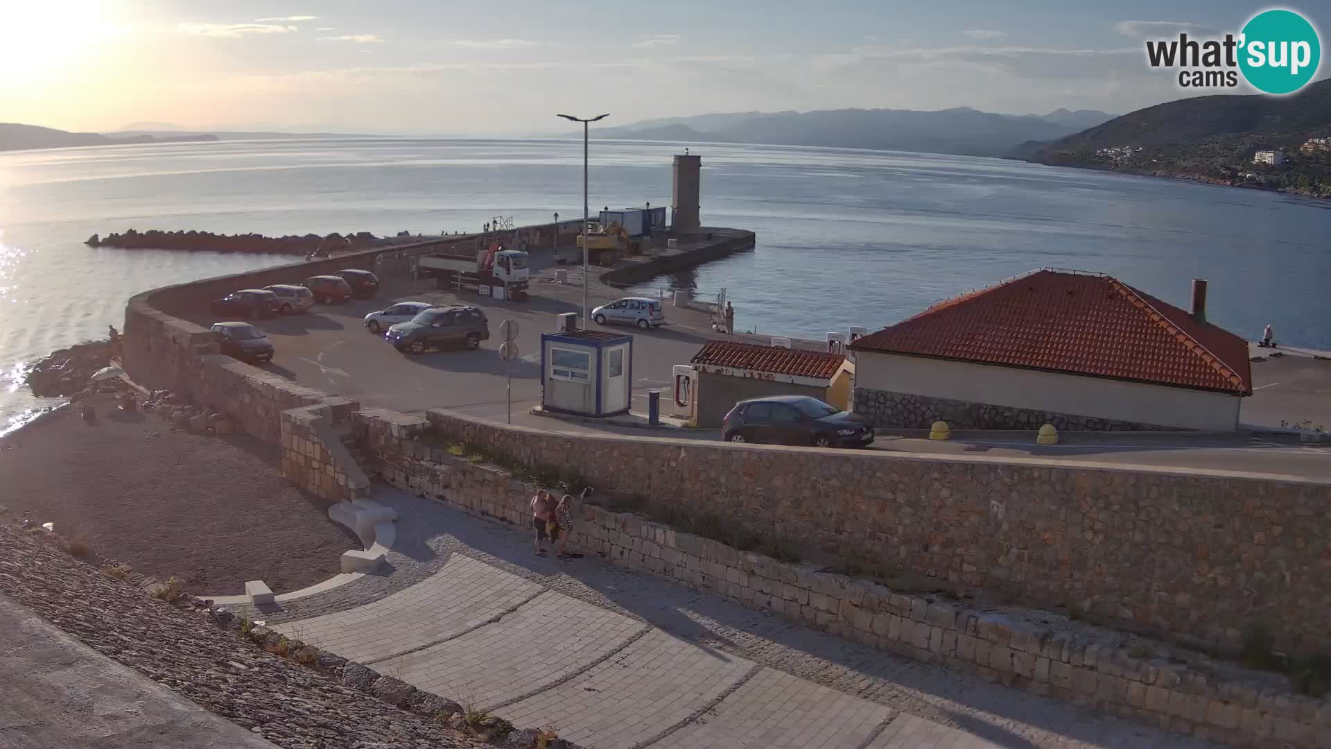 Spletna kamera Senj pristanišče – Pogled na valobran in svetilnik