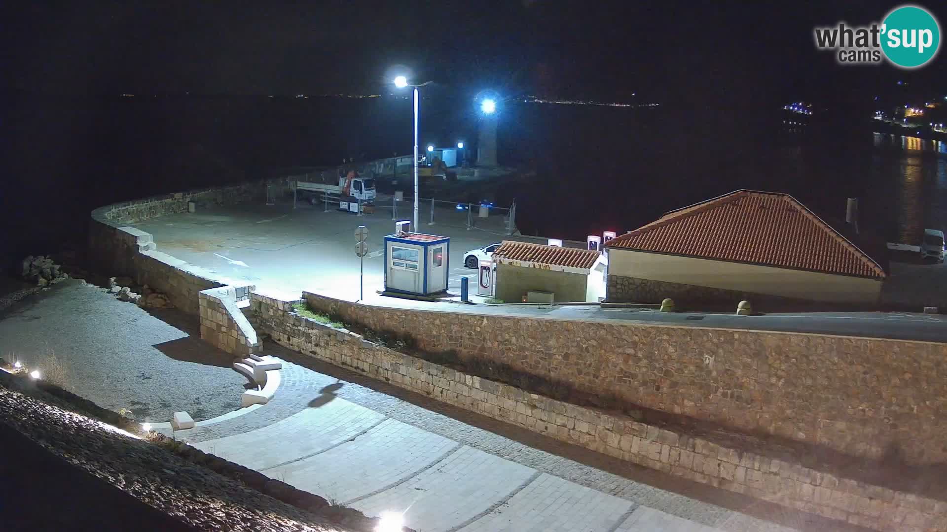 Spletna kamera Senj pristanišče – Pogled na valobran in svetilnik