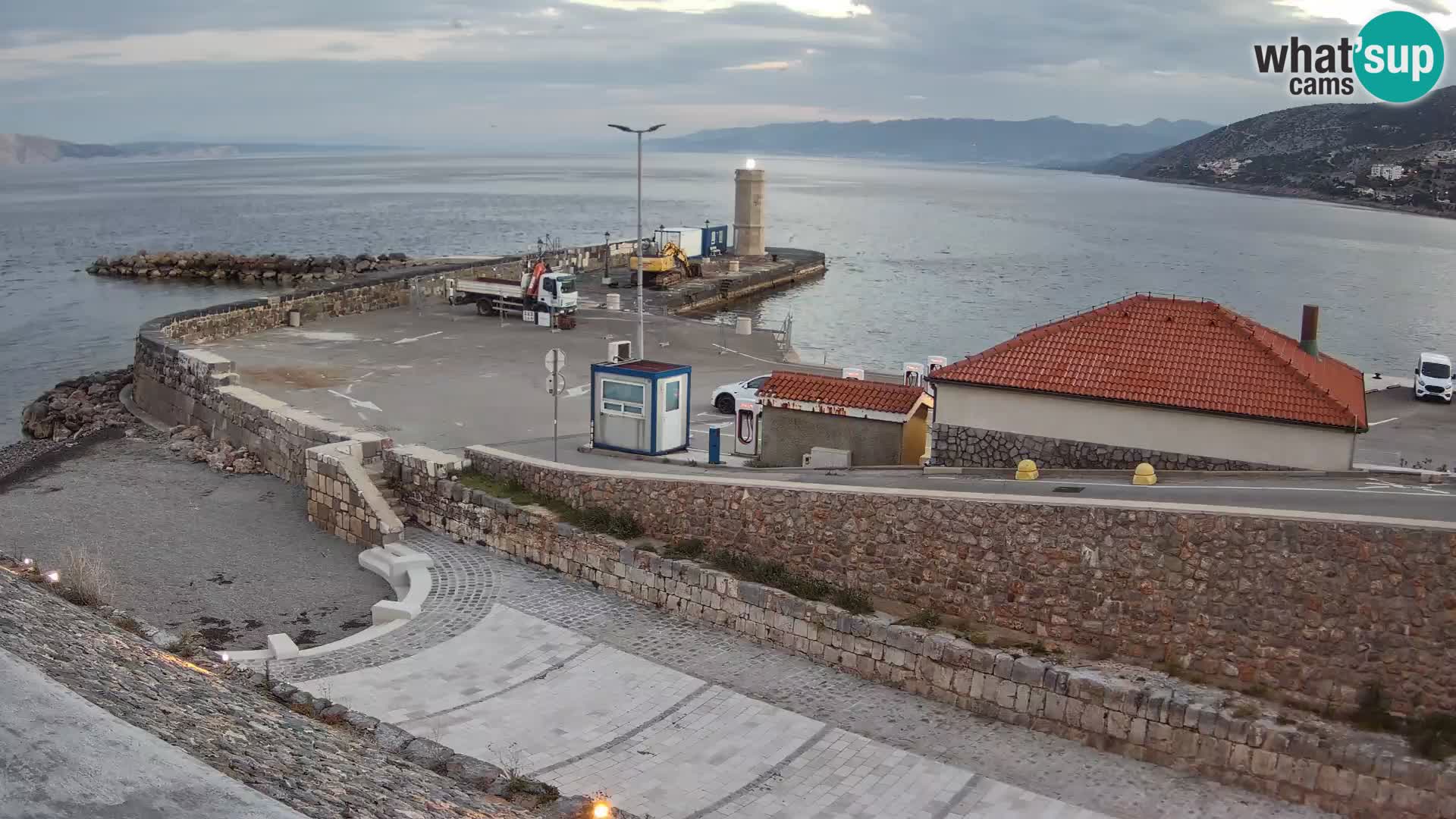 Webcam port de Senj – Vue sur la jetée et le phare