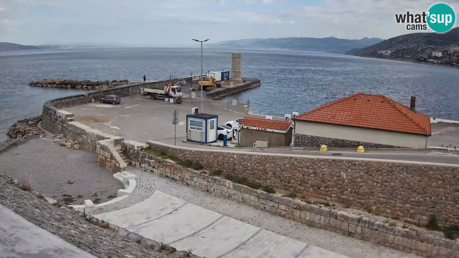 Spletna kamera Senj pristanišče – Pogled na valobran in svetilnik