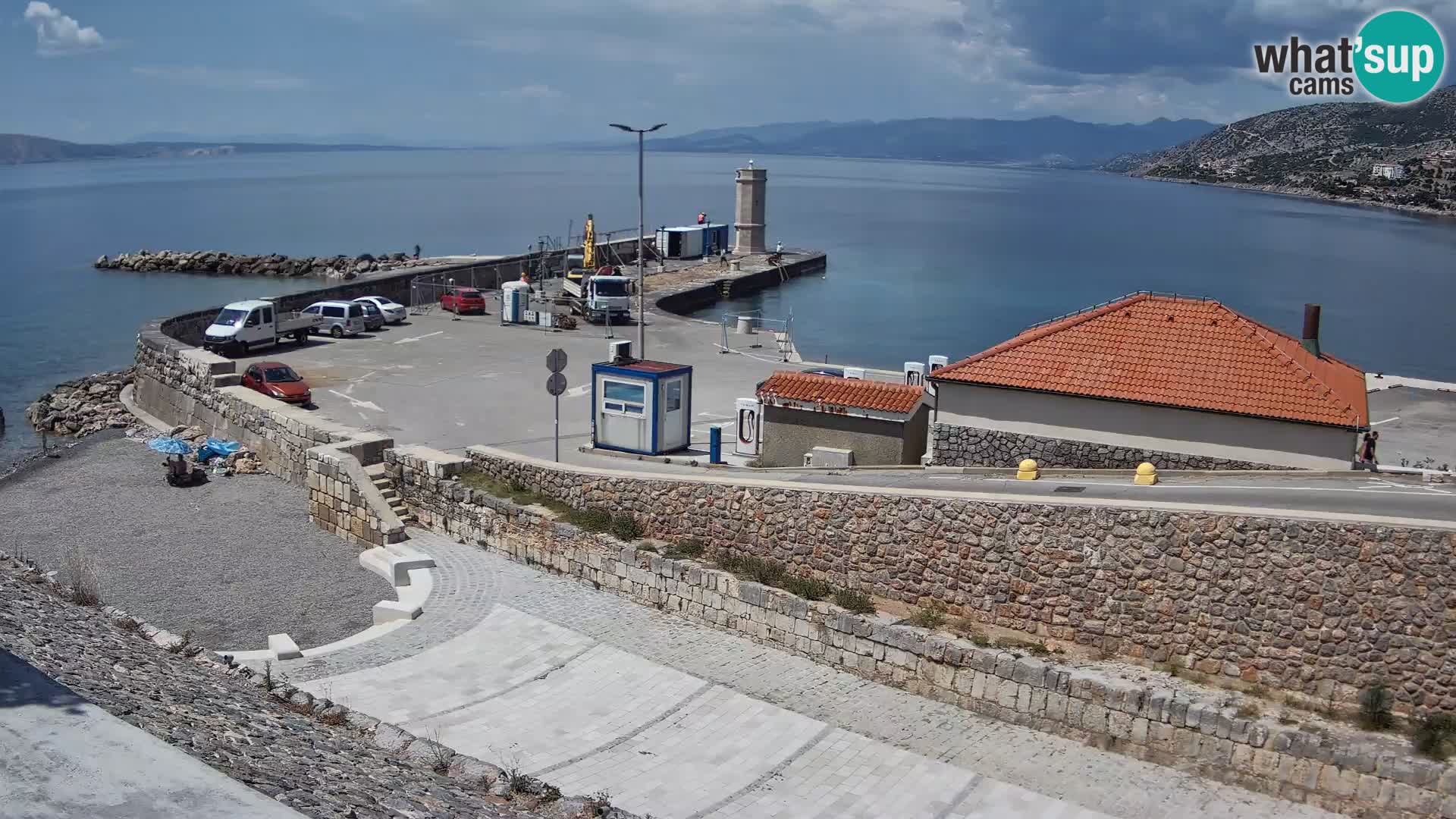 Spletna kamera Senj pristanišče – Pogled na valobran in svetilnik