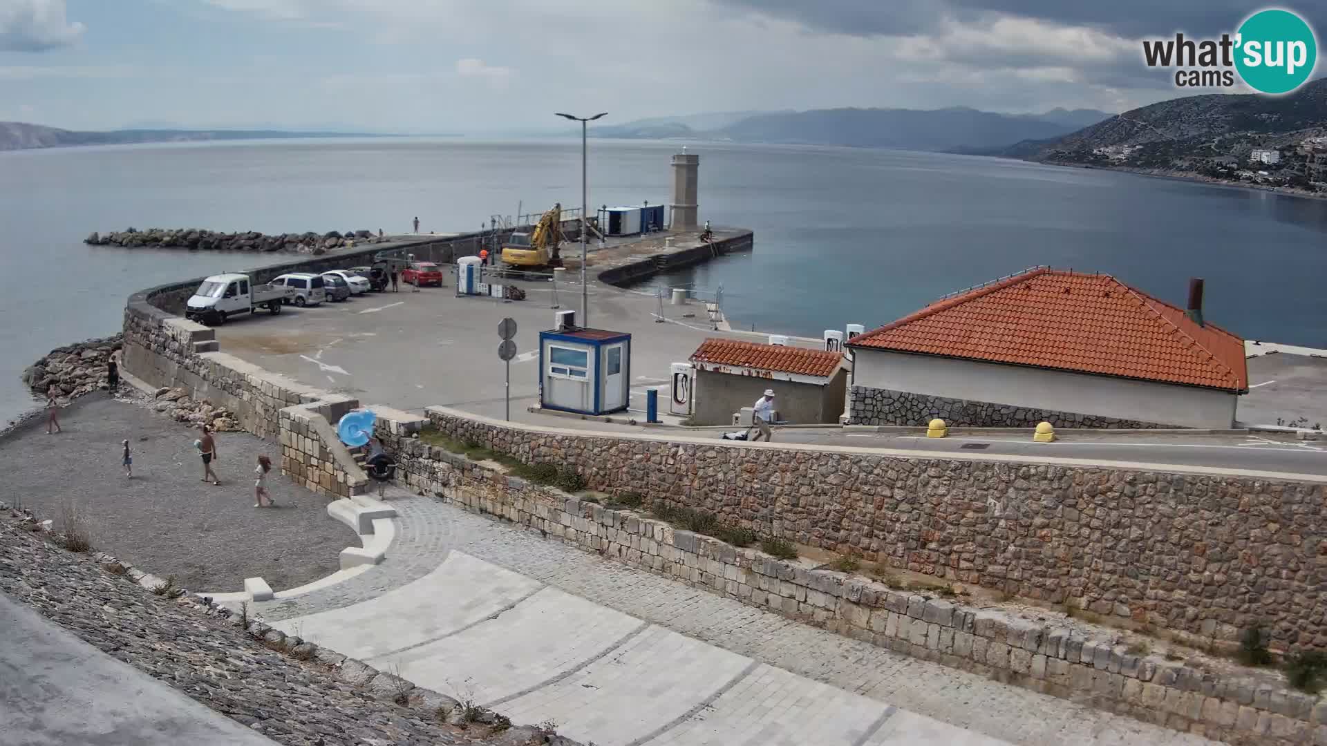 Spletna kamera Senj pristanišče – Pogled na valobran in svetilnik