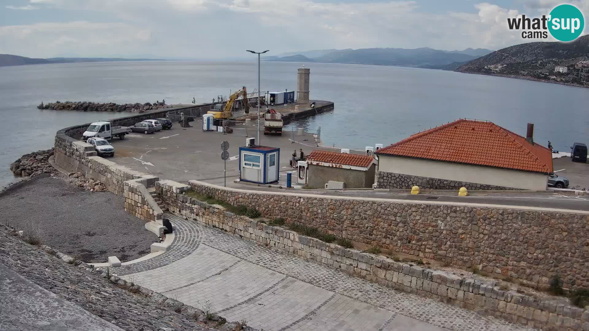 Spletna kamera Senj pristanišče – Pogled na valobran in svetilnik