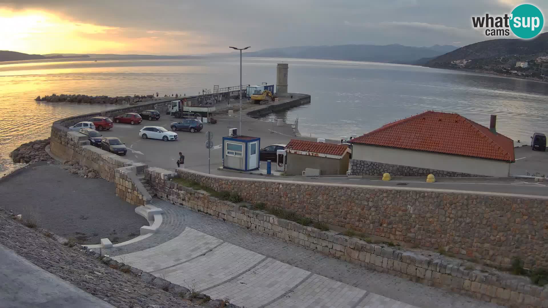 Spletna kamera Senj pristanišče – Pogled na valobran in svetilnik