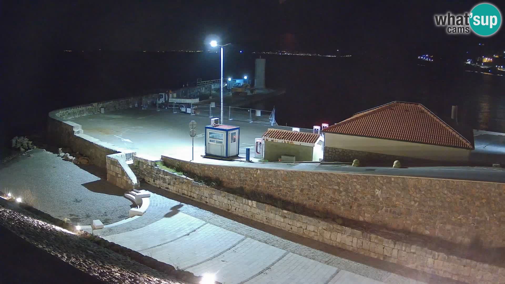 Spletna kamera Senj pristanišče – Pogled na valobran in svetilnik