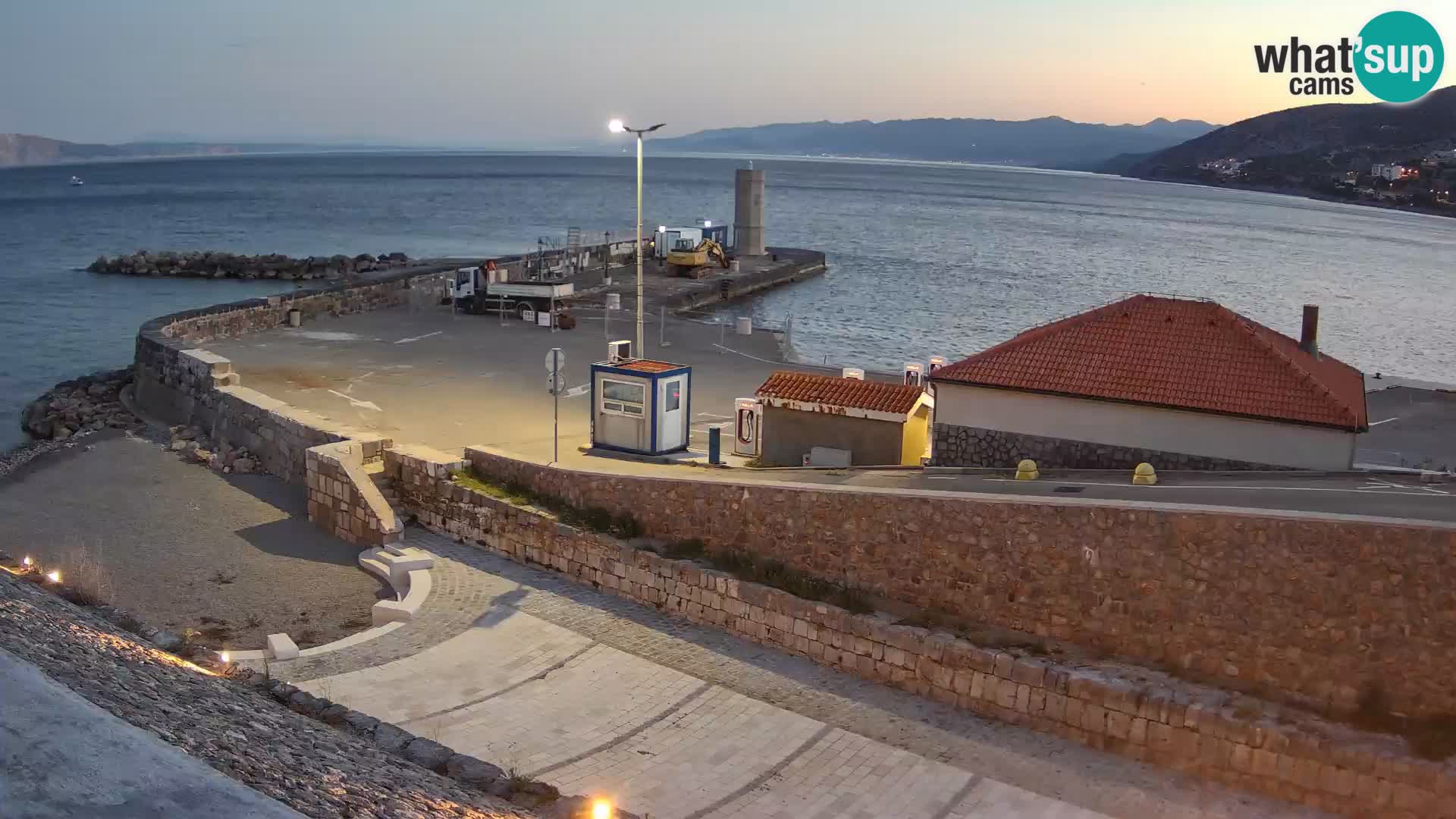 Senj Hafen Webcam – Wellenbrecher & Leuchtturm Liveblick