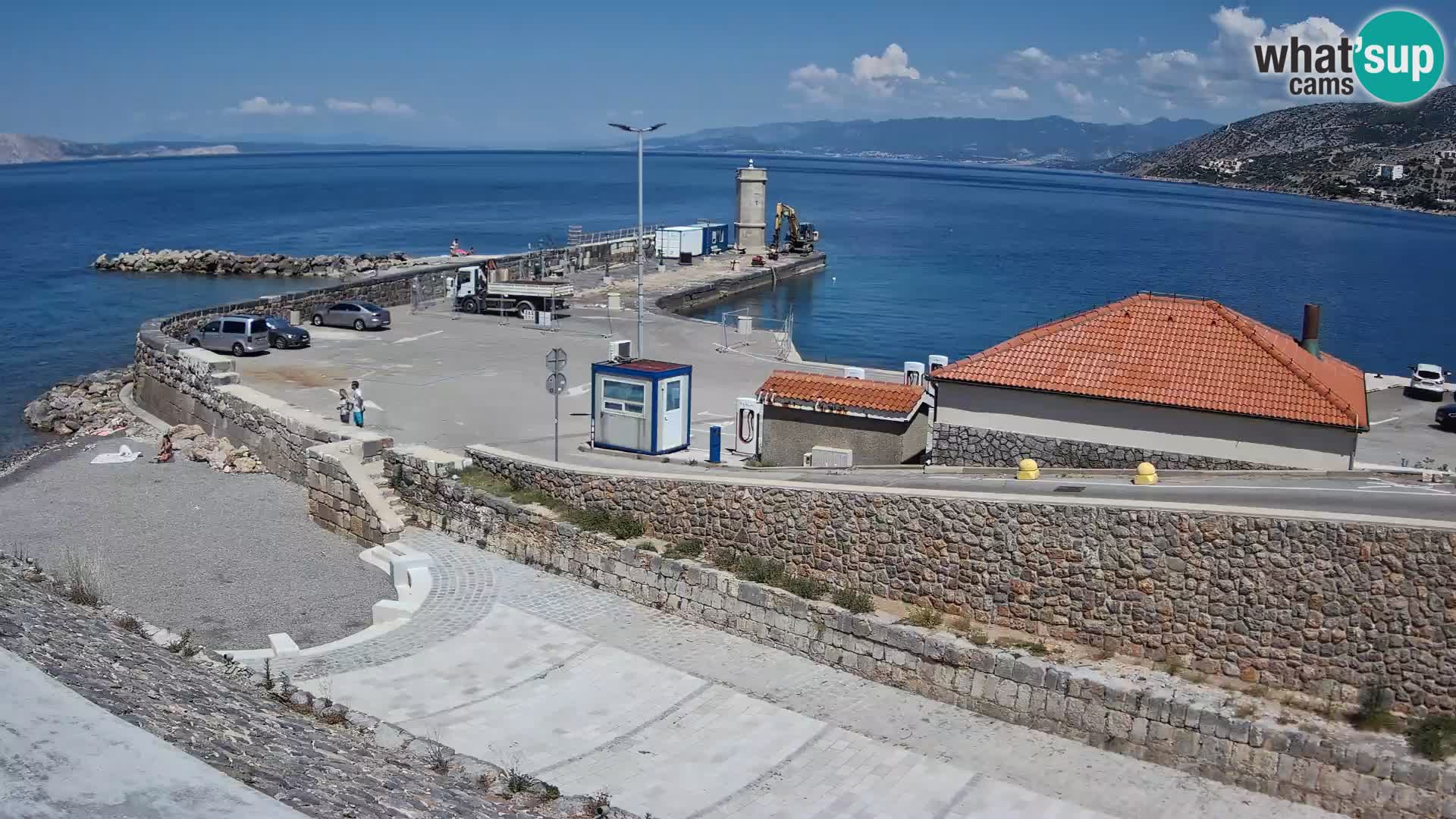 Spletna kamera Senj pristanišče – Pogled na valobran in svetilnik