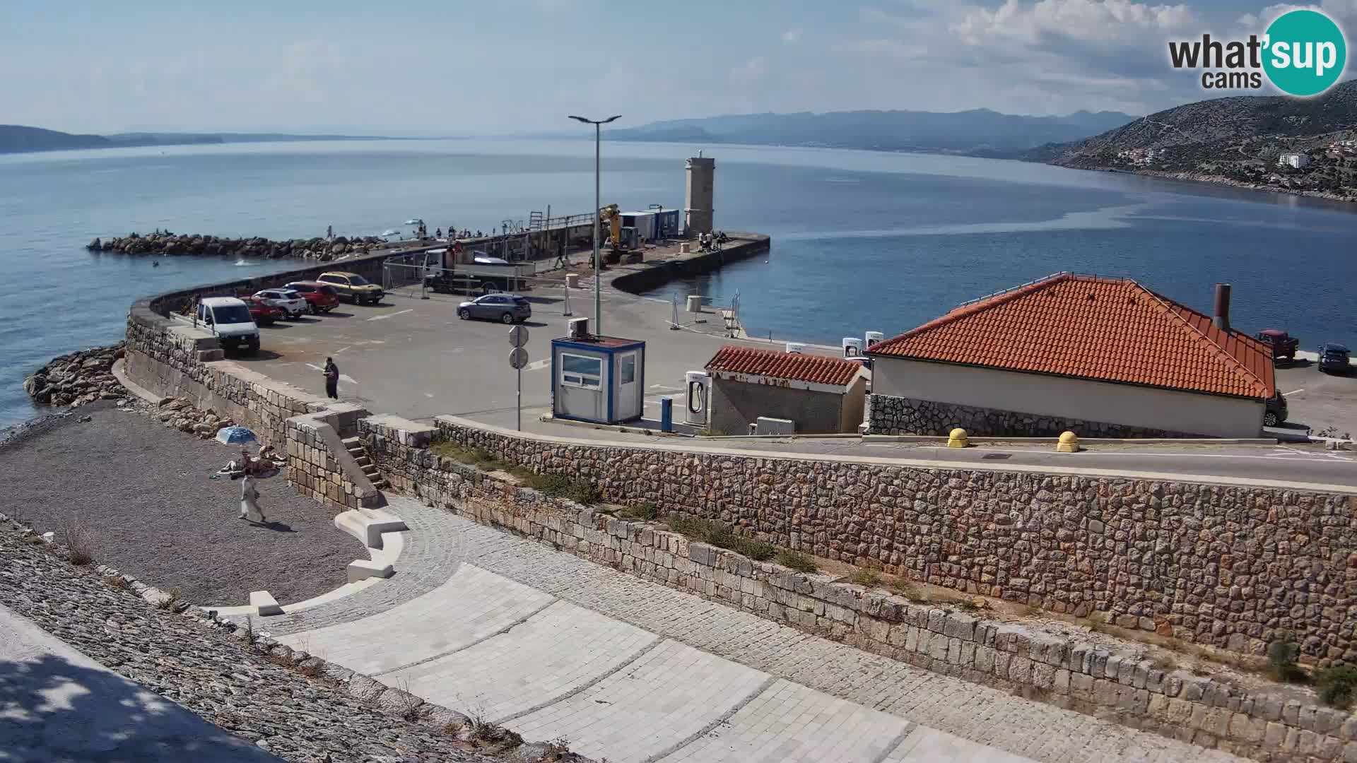 Spletna kamera Senj pristanišče – Pogled na valobran in svetilnik