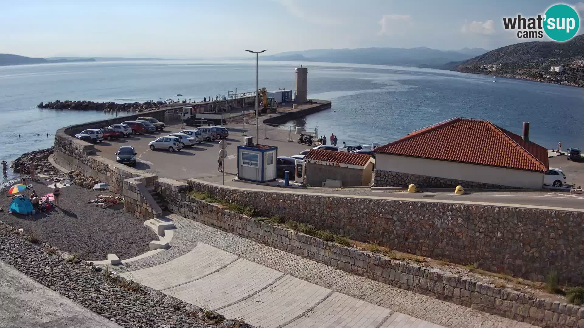 Spletna kamera Senj pristanišče – Pogled na valobran in svetilnik