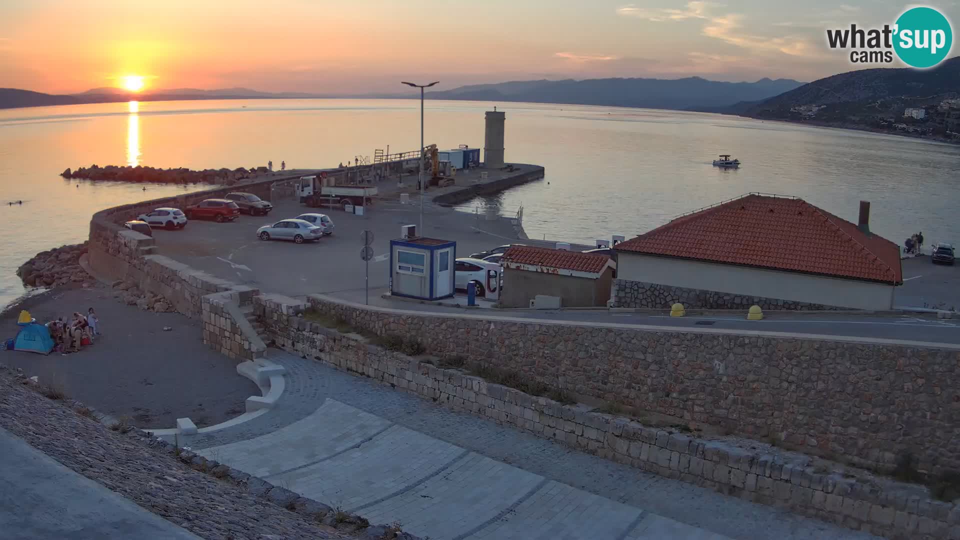 Spletna kamera Senj pristanišče – Pogled na valobran in svetilnik