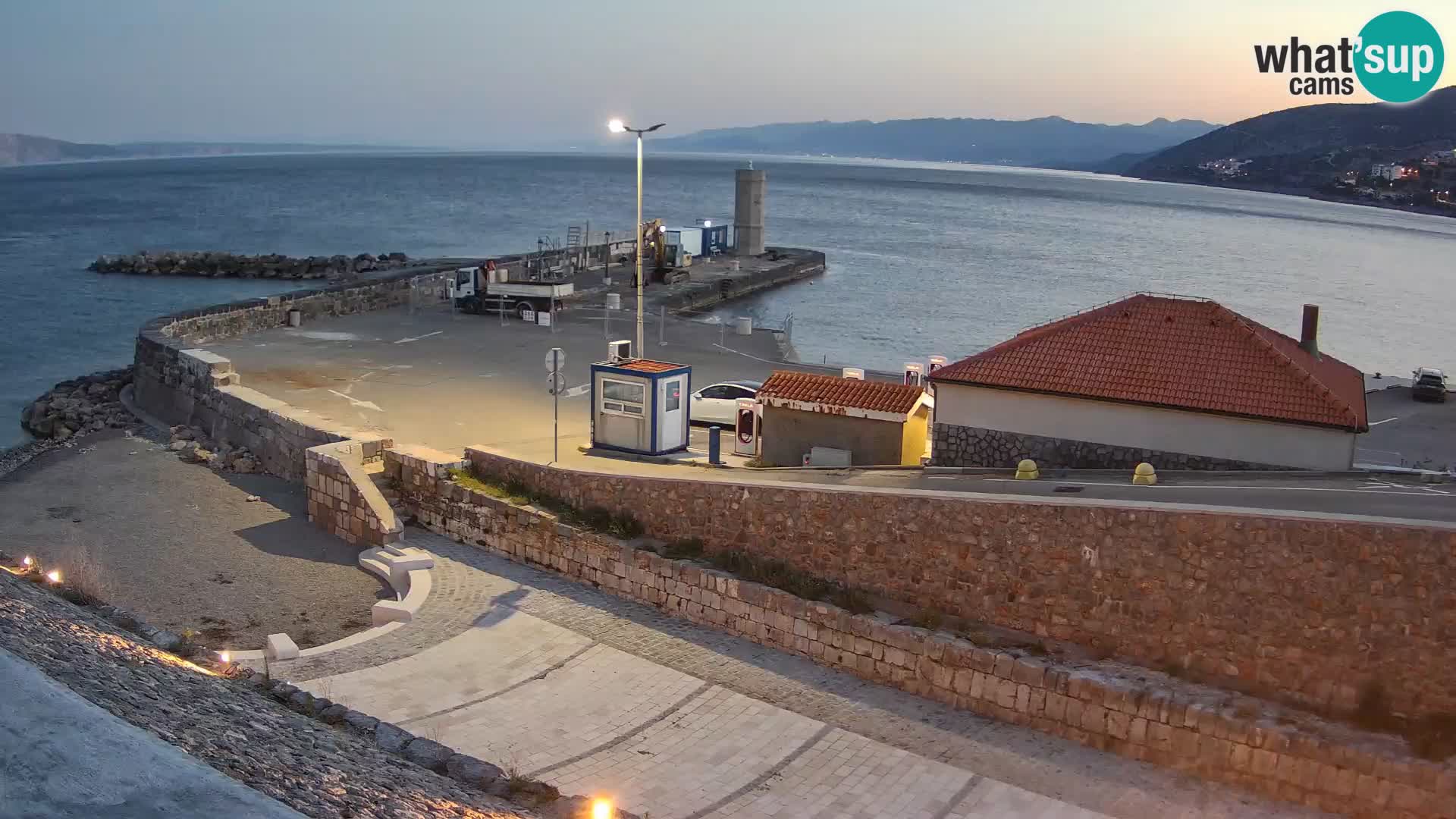 Spletna kamera Senj pristanišče – Pogled na valobran in svetilnik