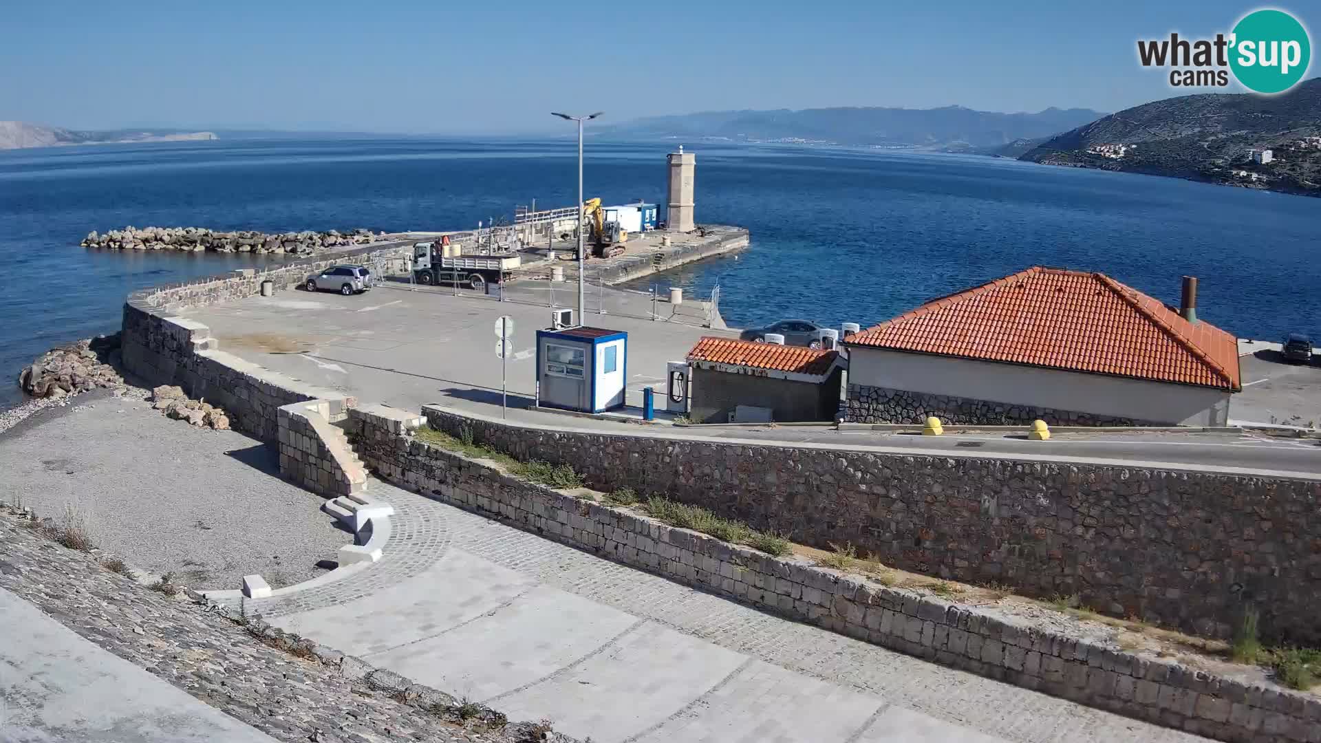 Spletna kamera Senj pristanišče – Pogled na valobran in svetilnik