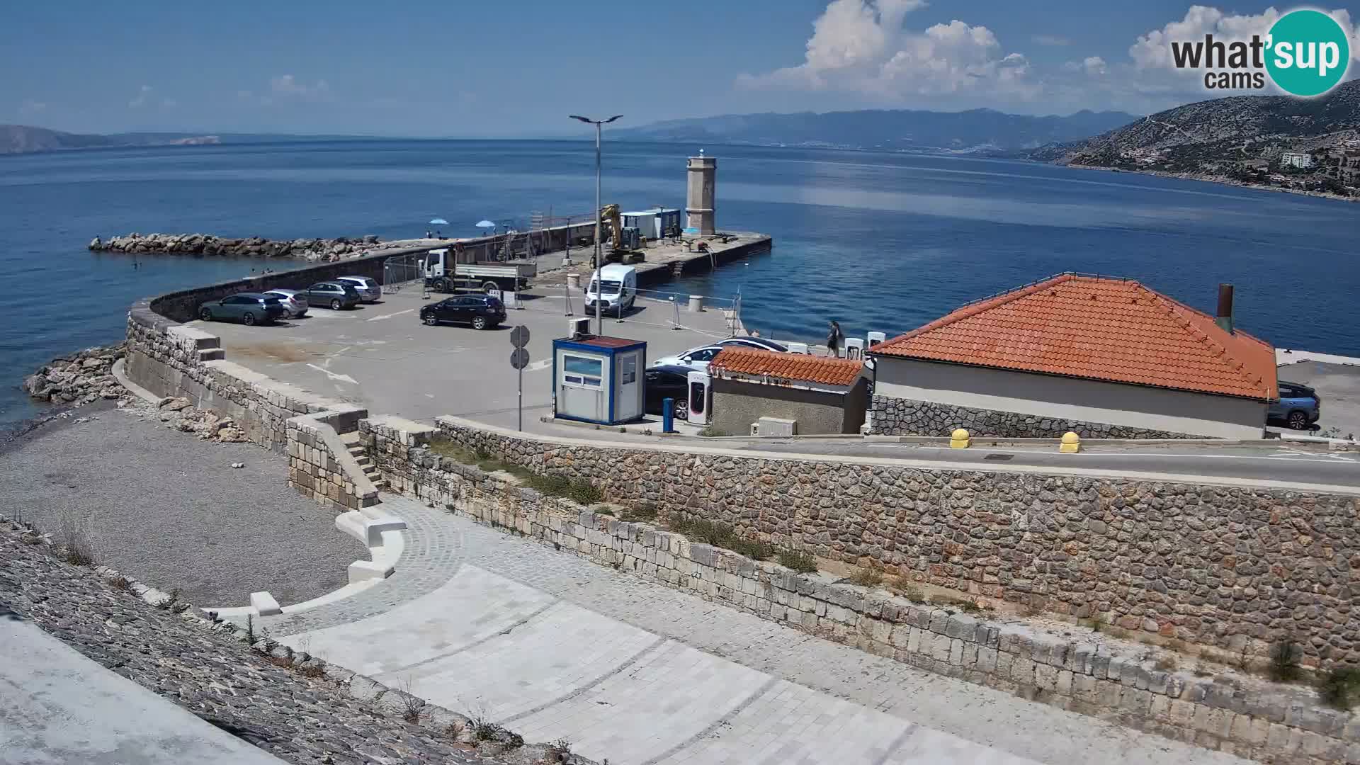 Spletna kamera Senj pristanišče – Pogled na valobran in svetilnik