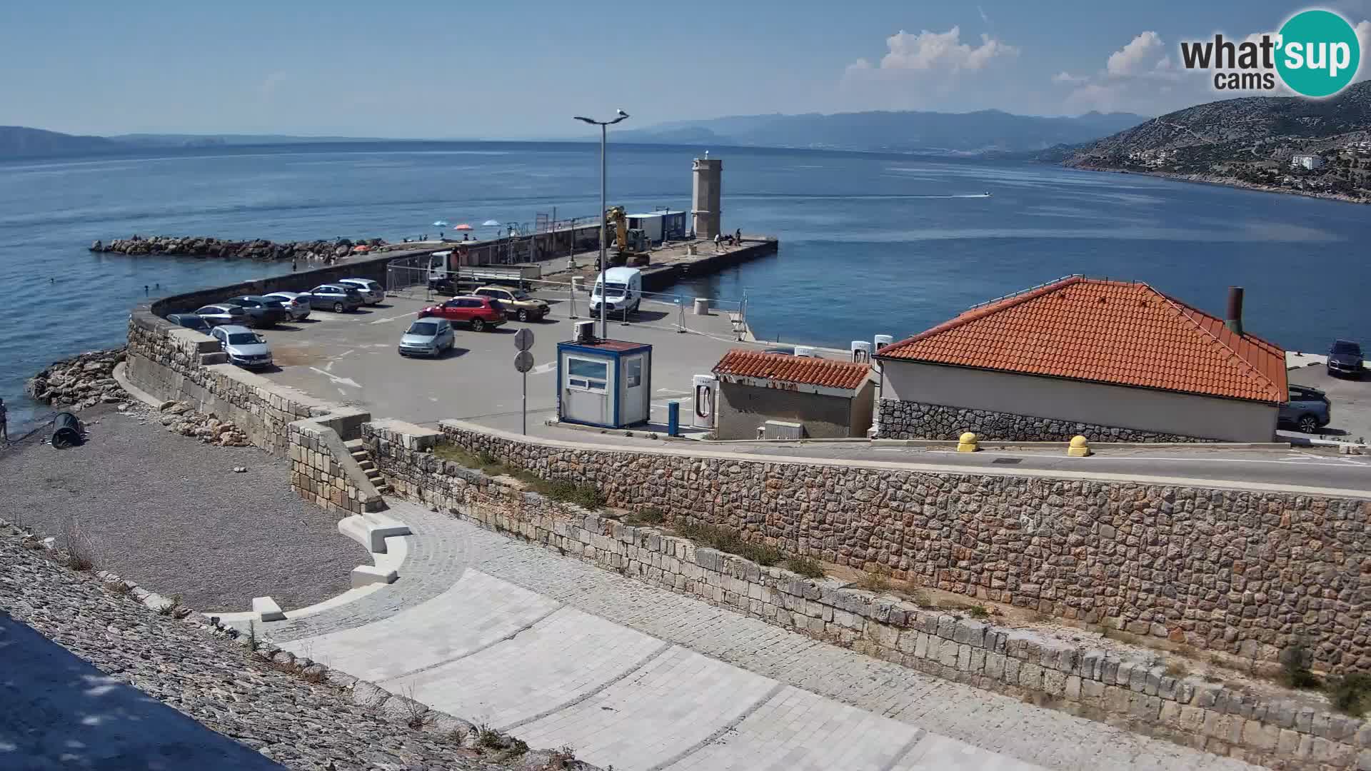 Spletna kamera Senj pristanišče – Pogled na valobran in svetilnik