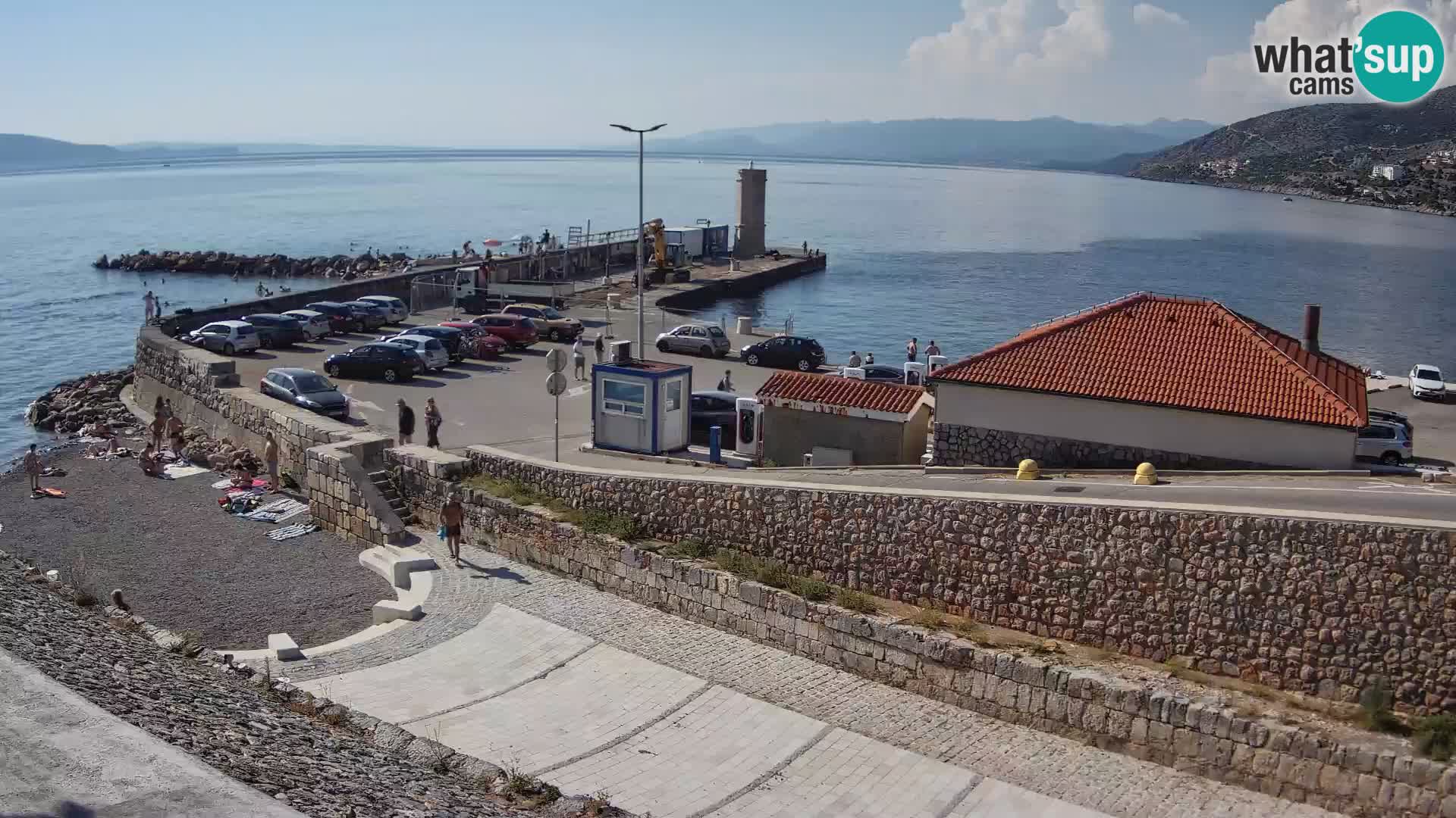 Spletna kamera Senj pristanišče – Pogled na valobran in svetilnik