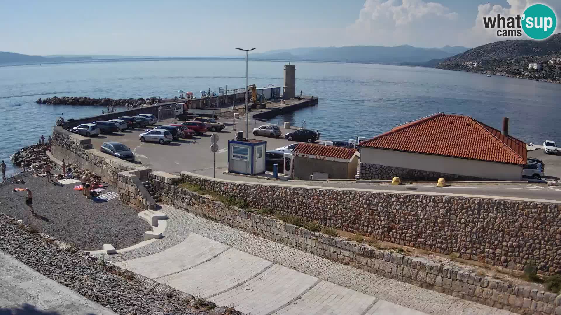 Spletna kamera Senj pristanišče – Pogled na valobran in svetilnik