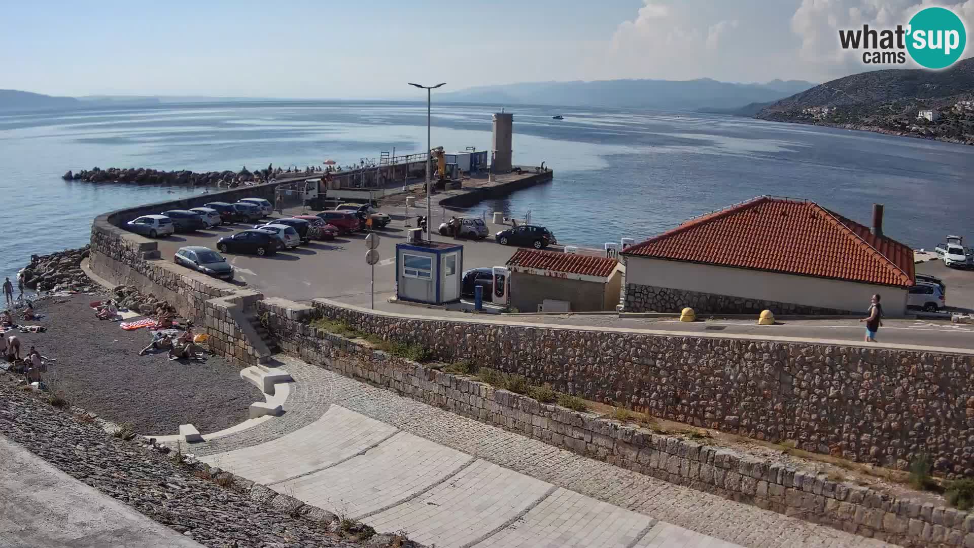Spletna kamera Senj pristanišče – Pogled na valobran in svetilnik