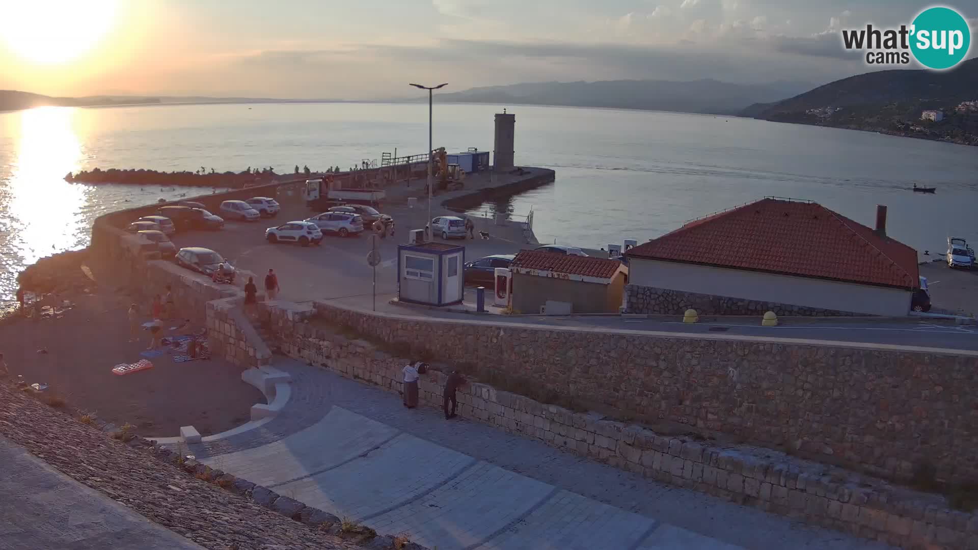 Spletna kamera Senj pristanišče – Pogled na valobran in svetilnik