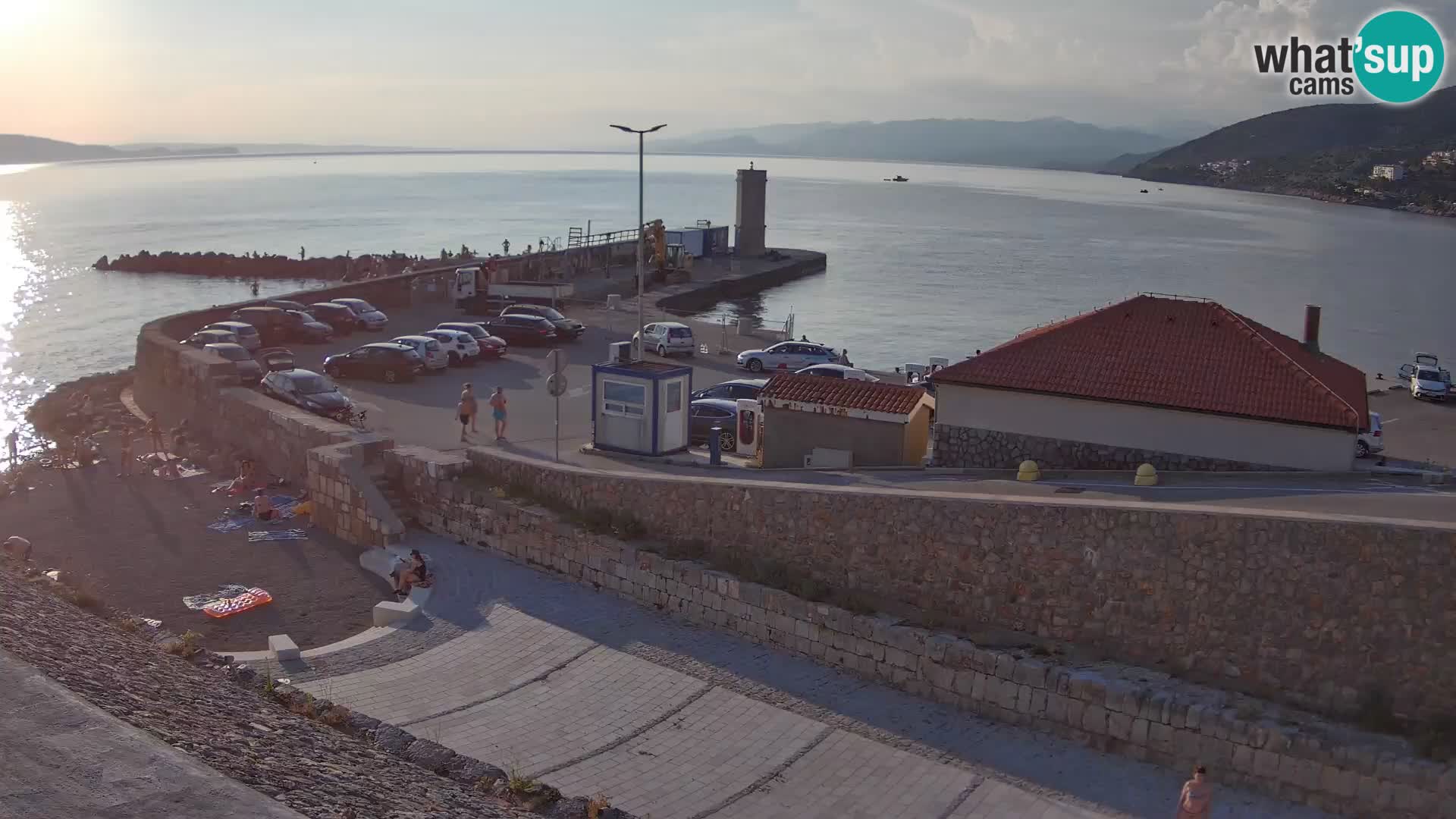 Spletna kamera Senj pristanišče – Pogled na valobran in svetilnik