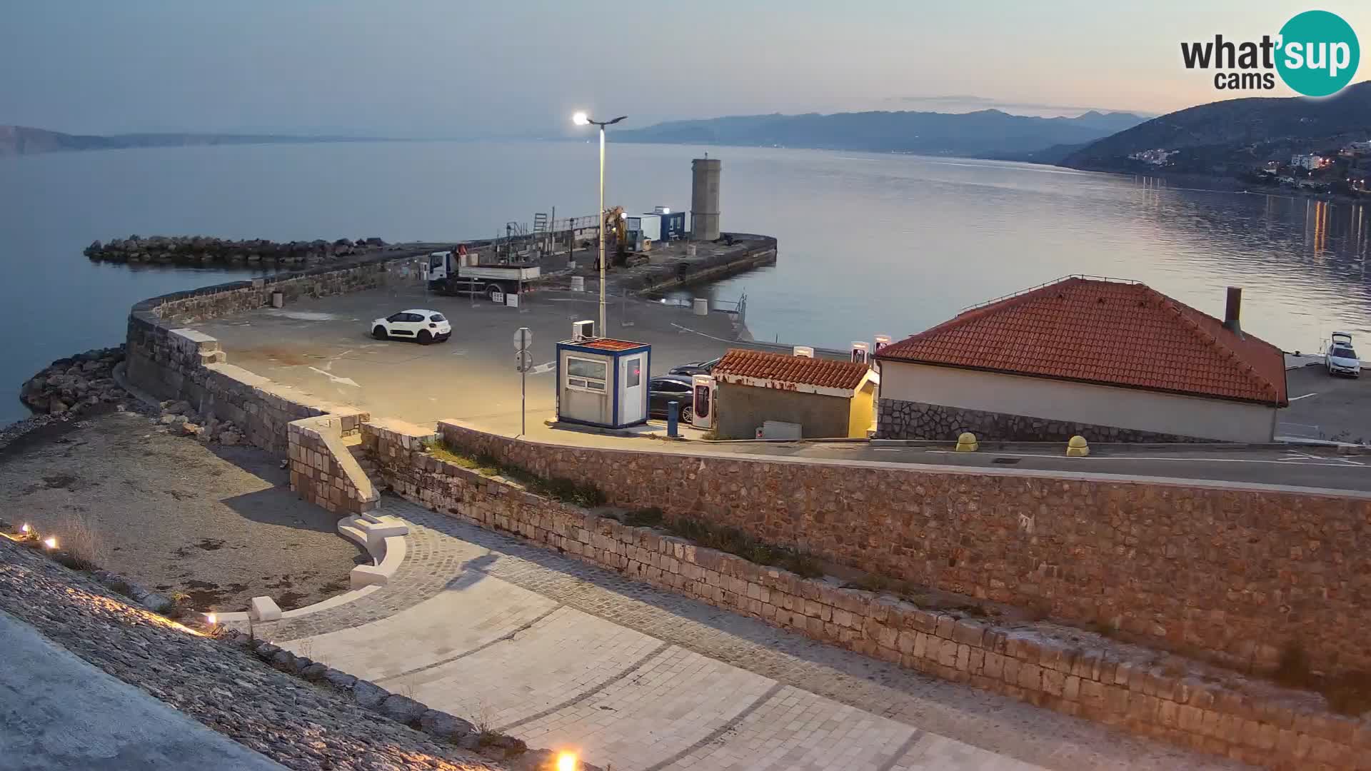 Spletna kamera Senj pristanišče – Pogled na valobran in svetilnik
