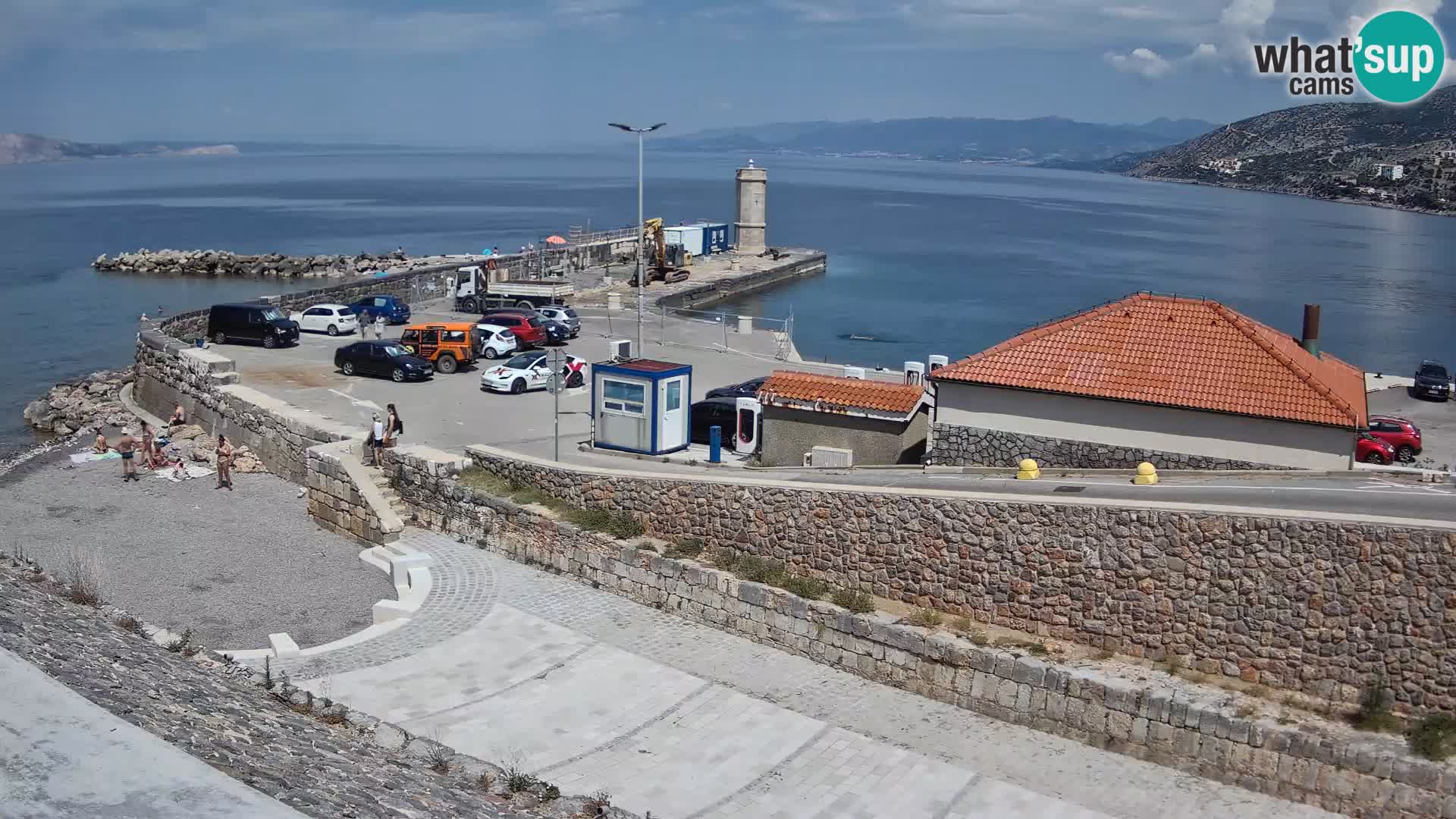 Spletna kamera Senj pristanišče – Pogled na valobran in svetilnik