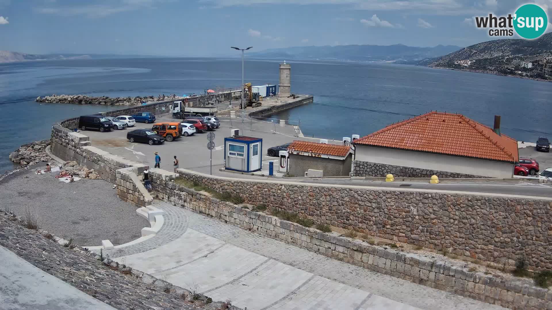 Spletna kamera Senj pristanišče – Pogled na valobran in svetilnik