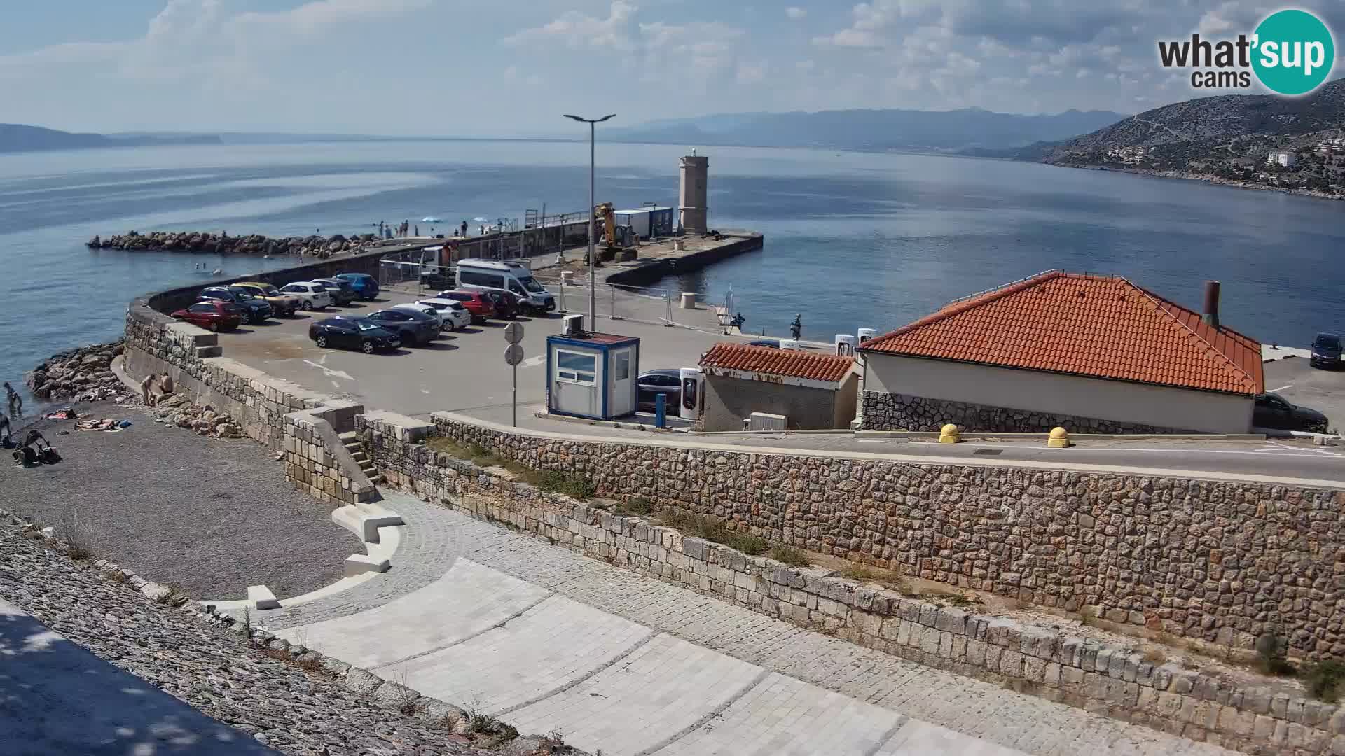 Spletna kamera Senj pristanišče – Pogled na valobran in svetilnik