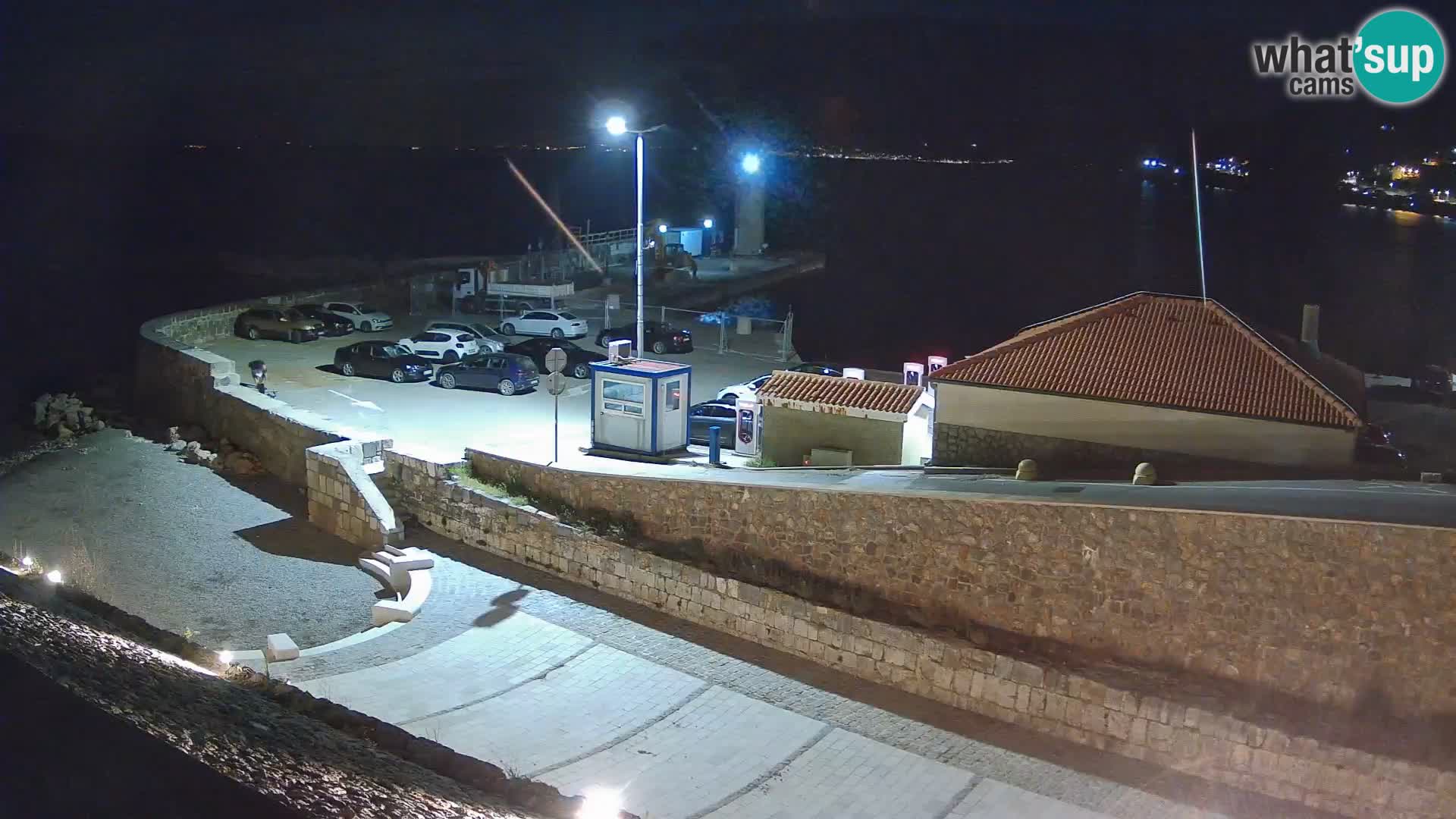 Spletna kamera Senj pristanišče – Pogled na valobran in svetilnik