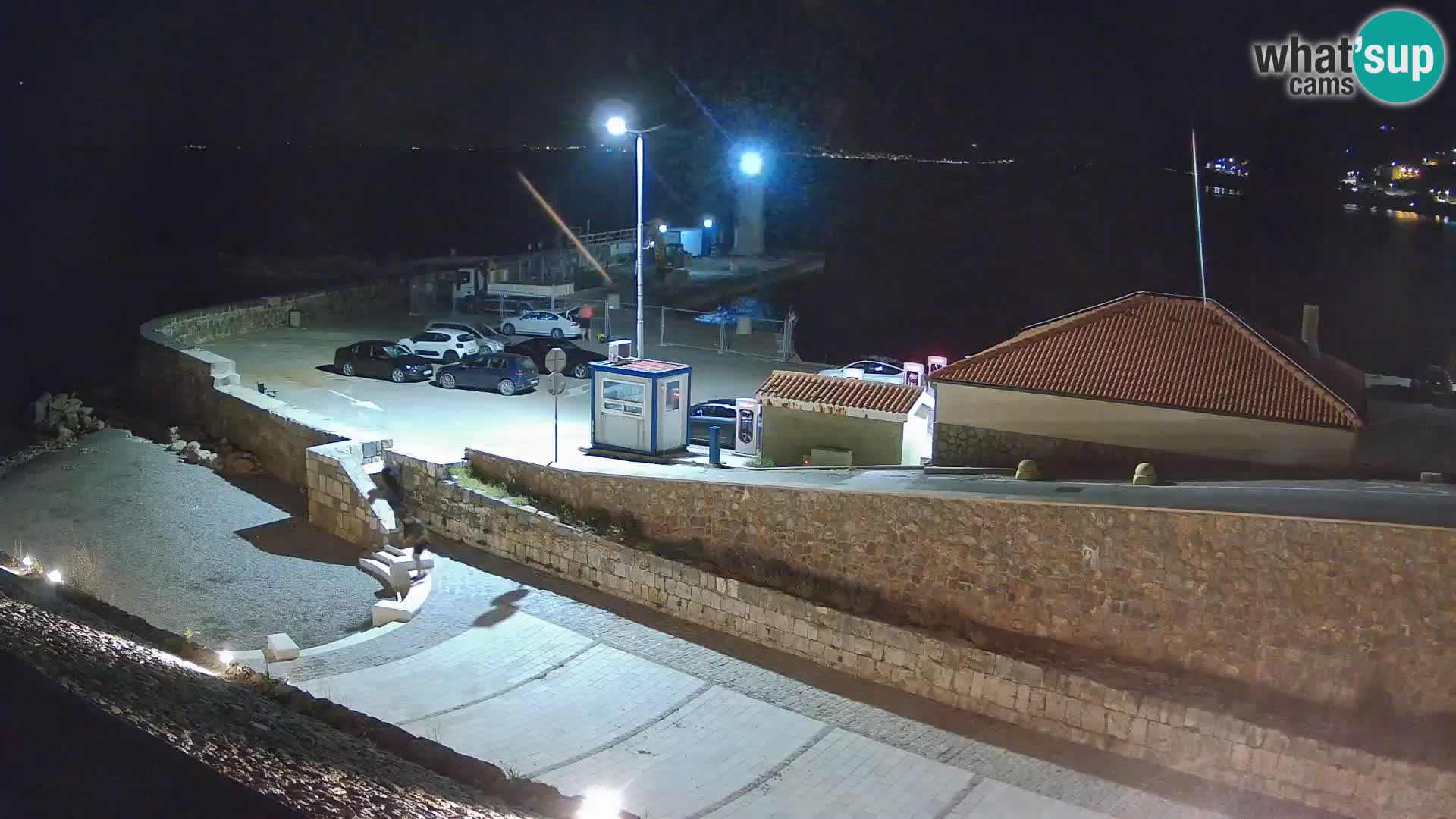 Spletna kamera Senj pristanišče – Pogled na valobran in svetilnik
