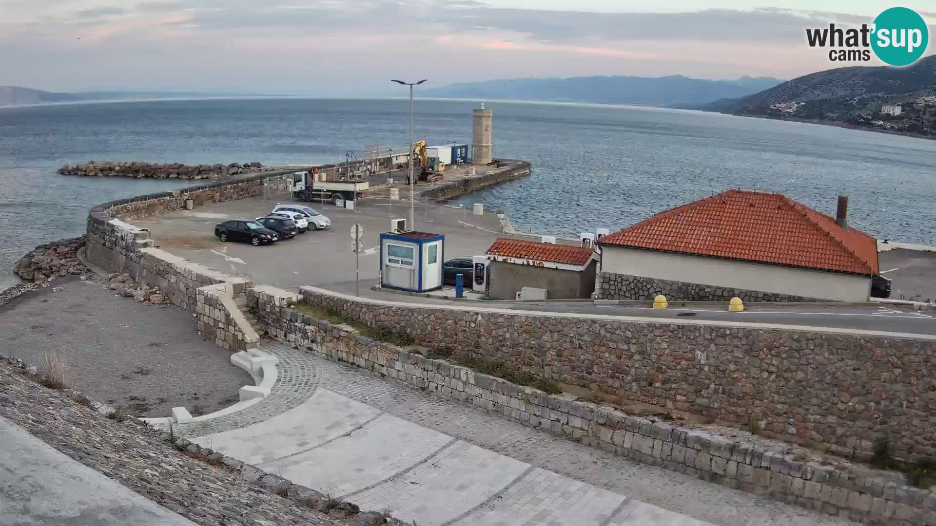 Spletna kamera Senj pristanišče – Pogled na valobran in svetilnik