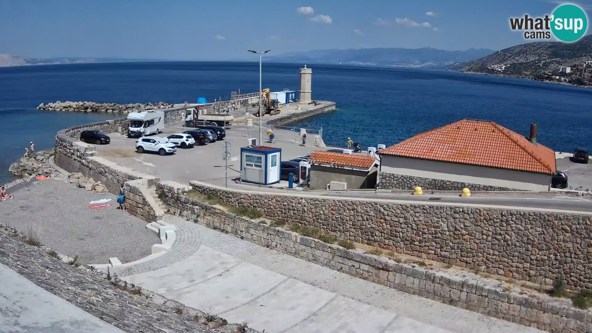 Spletna kamera Senj pristanišče – Pogled na valobran in svetilnik