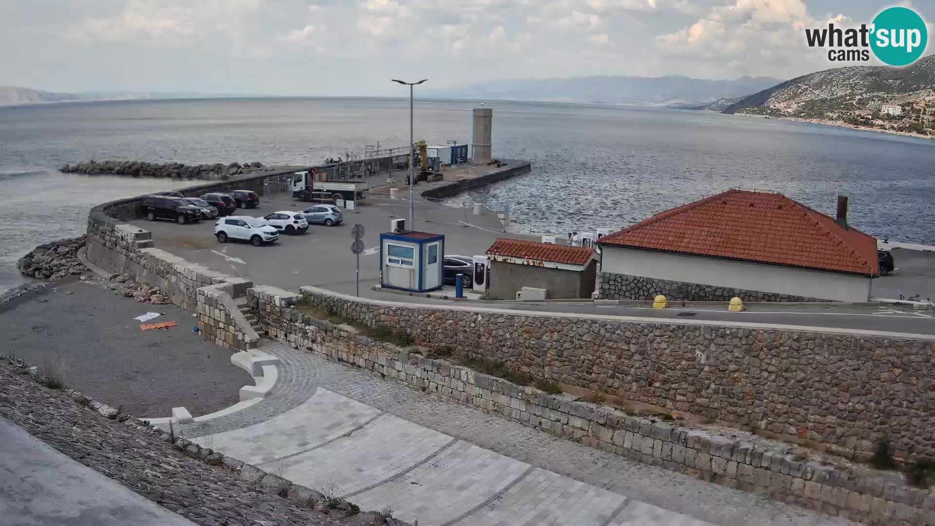 Spletna kamera Senj pristanišče – Pogled na valobran in svetilnik