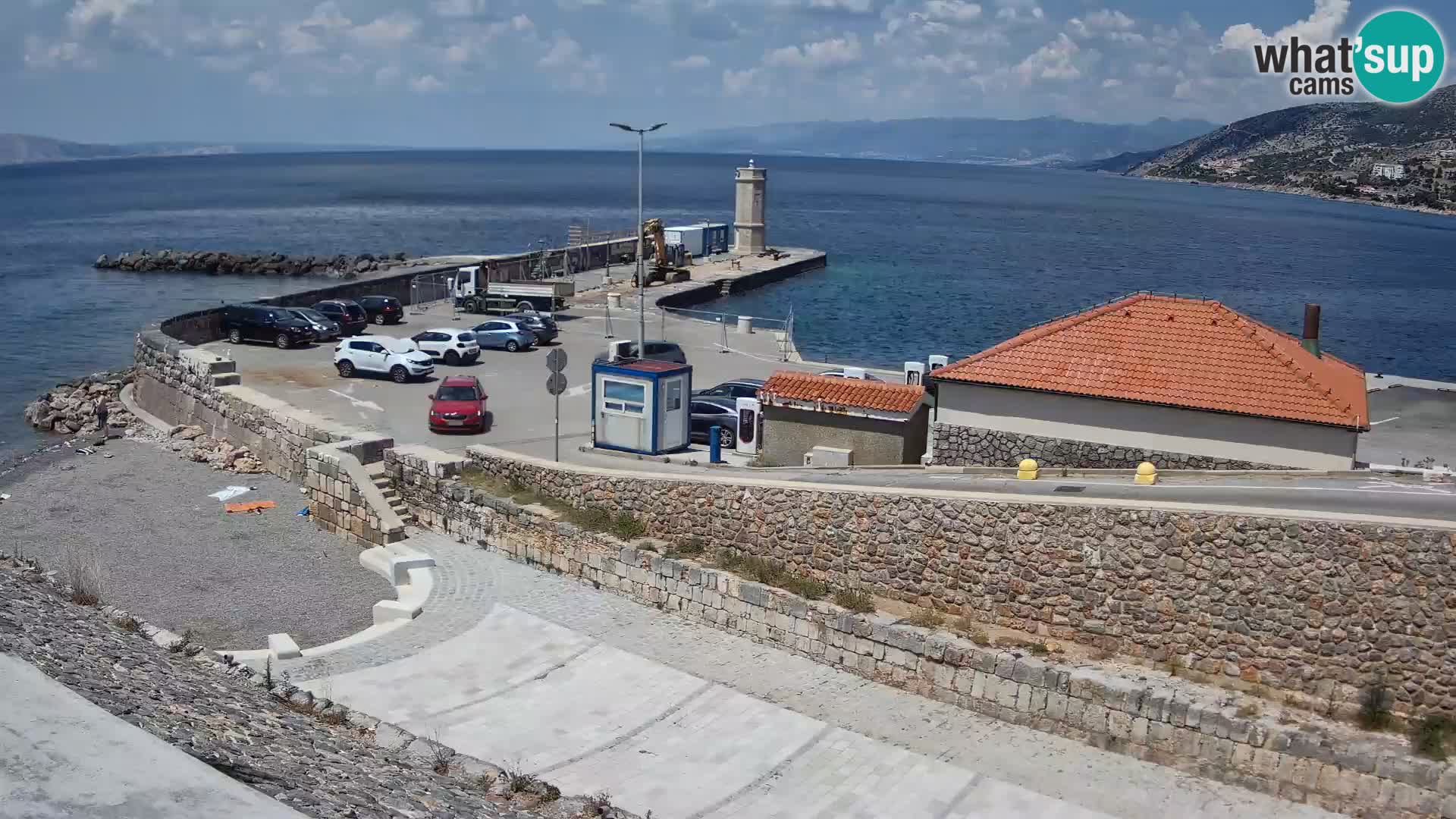 Spletna kamera Senj pristanišče – Pogled na valobran in svetilnik