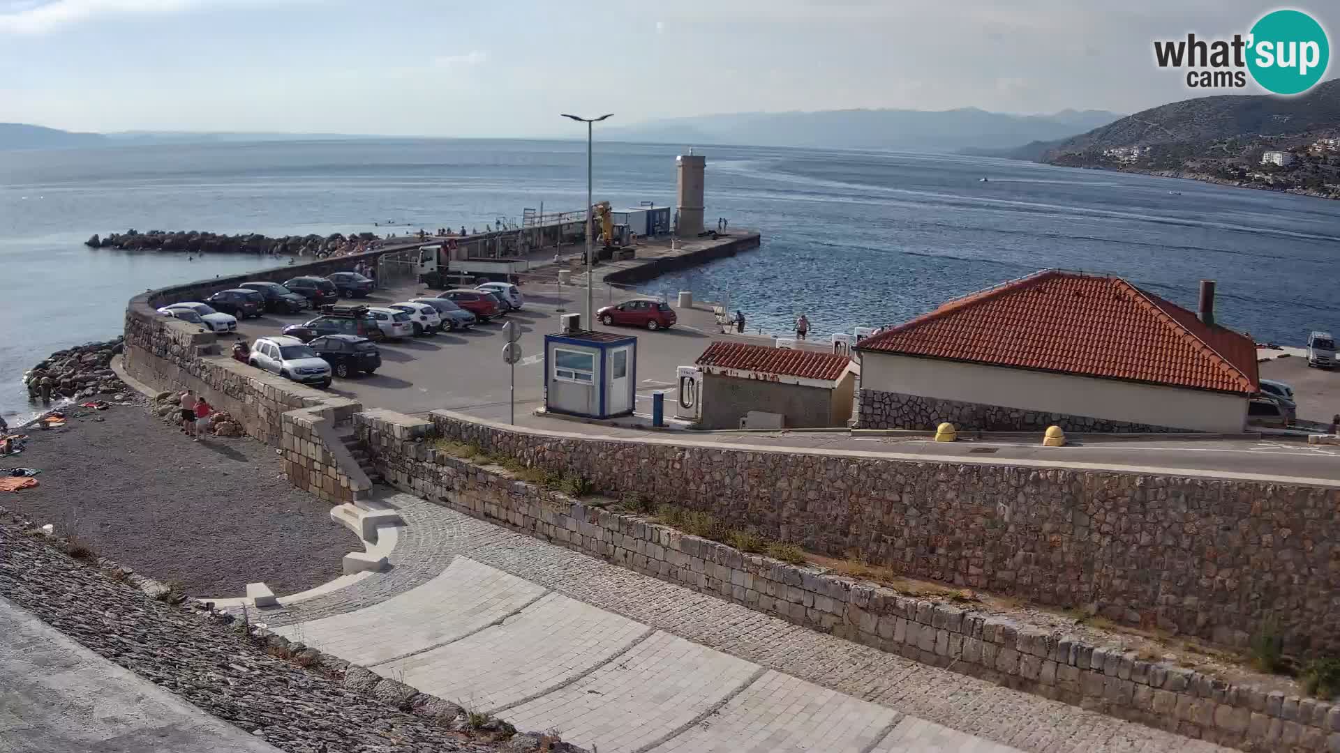 Spletna kamera Senj pristanišče – Pogled na valobran in svetilnik