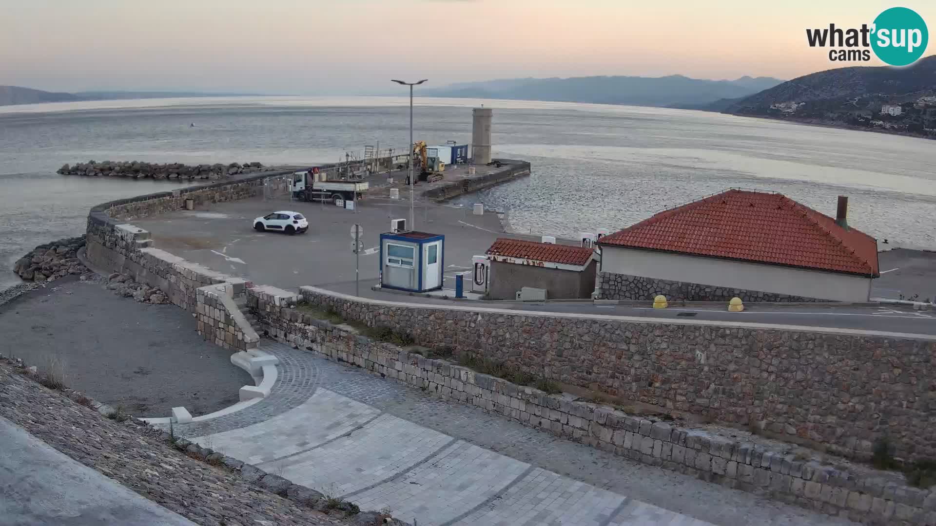 Spletna kamera Senj pristanišče – Pogled na valobran in svetilnik