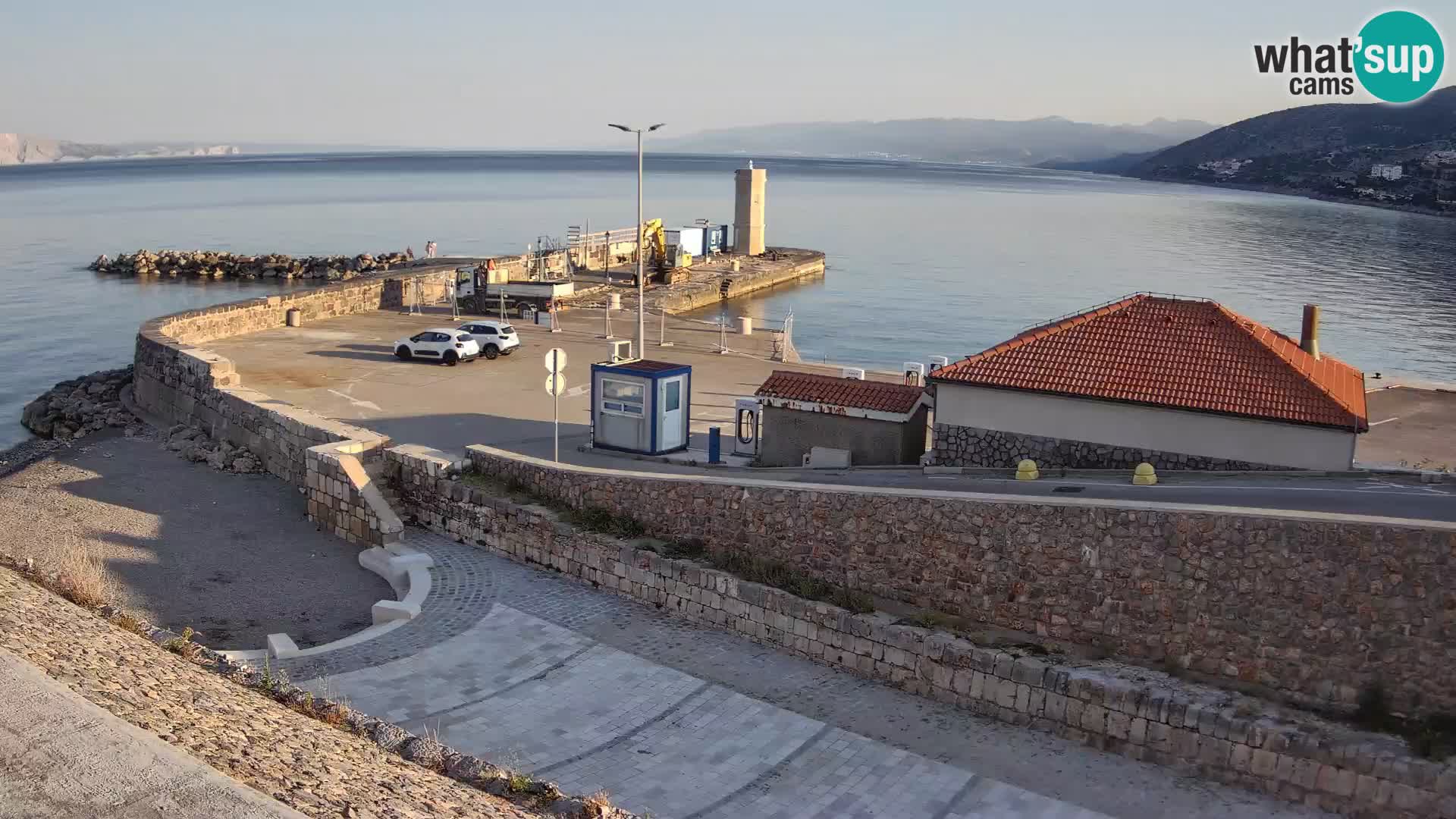 Spletna kamera Senj pristanišče – Pogled na valobran in svetilnik