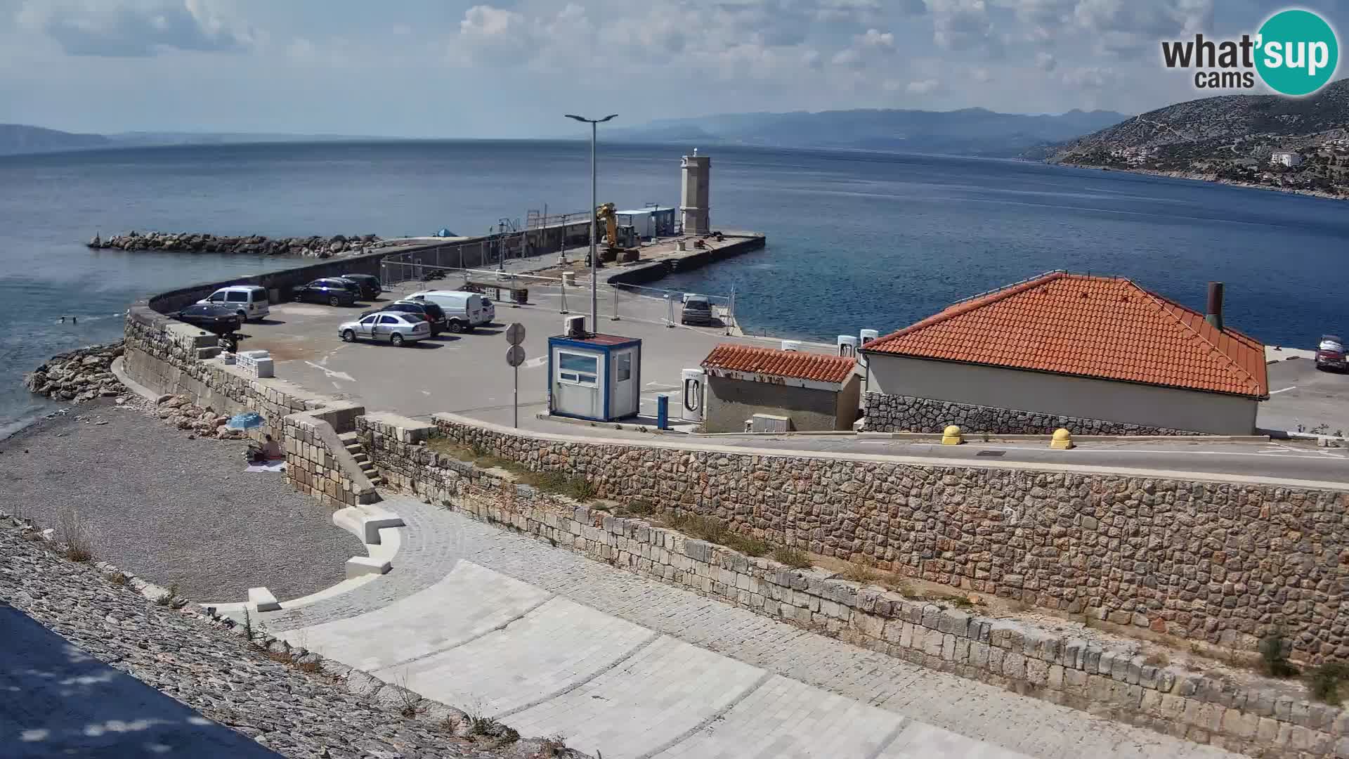 Spletna kamera Senj pristanišče – Pogled na valobran in svetilnik